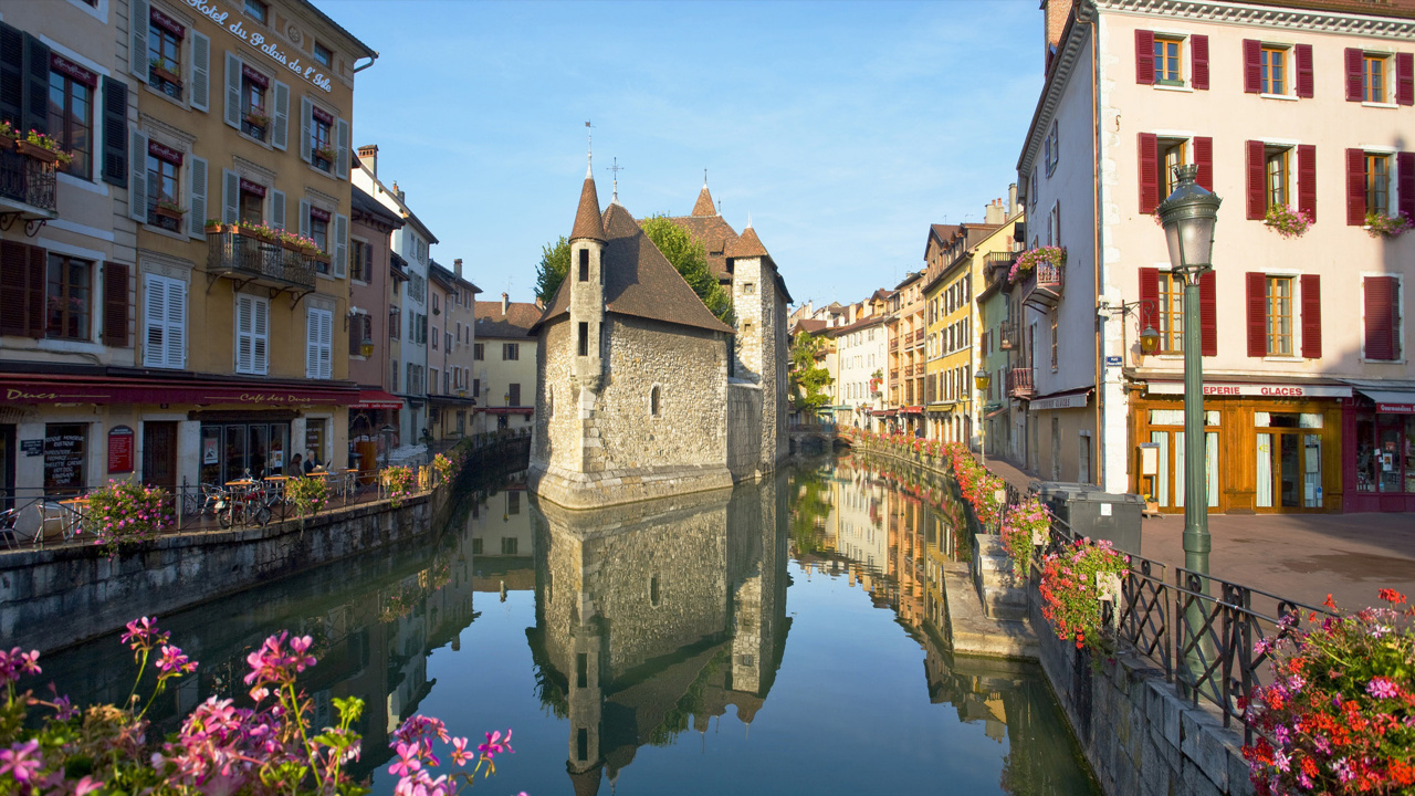 Bâtiment en Béton Brun et Blanc à Côté de la Rivière Pendant la Journée. Wallpaper in 1280x720 Resolution