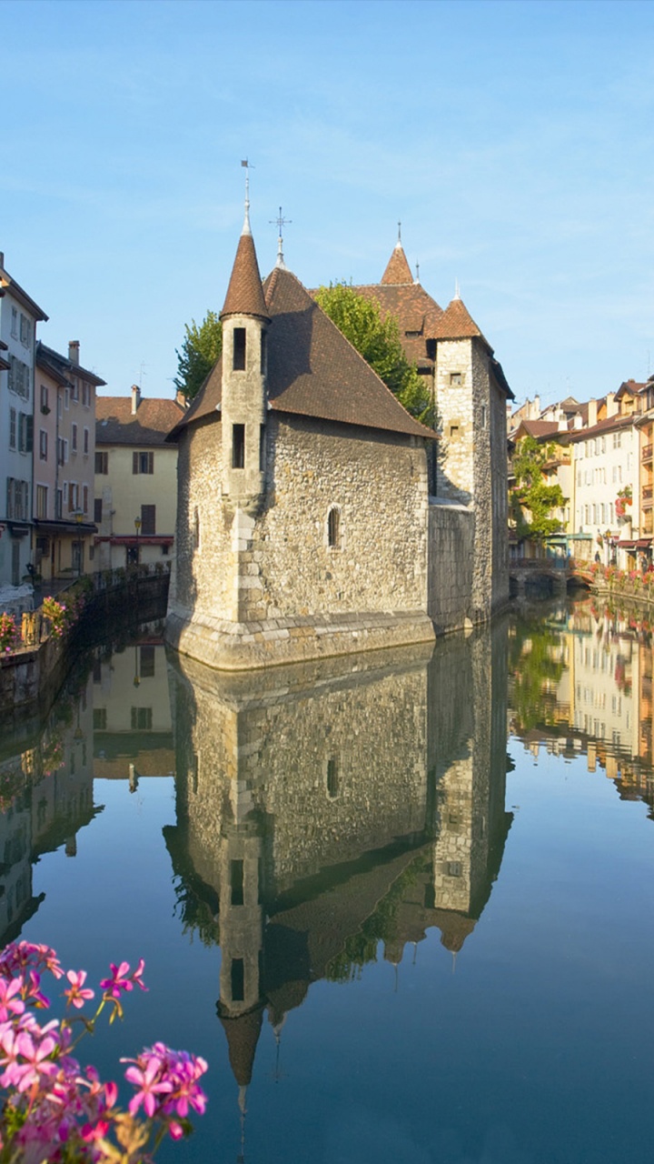 Bâtiment en Béton Brun et Blanc à Côté de la Rivière Pendant la Journée. Wallpaper in 720x1280 Resolution