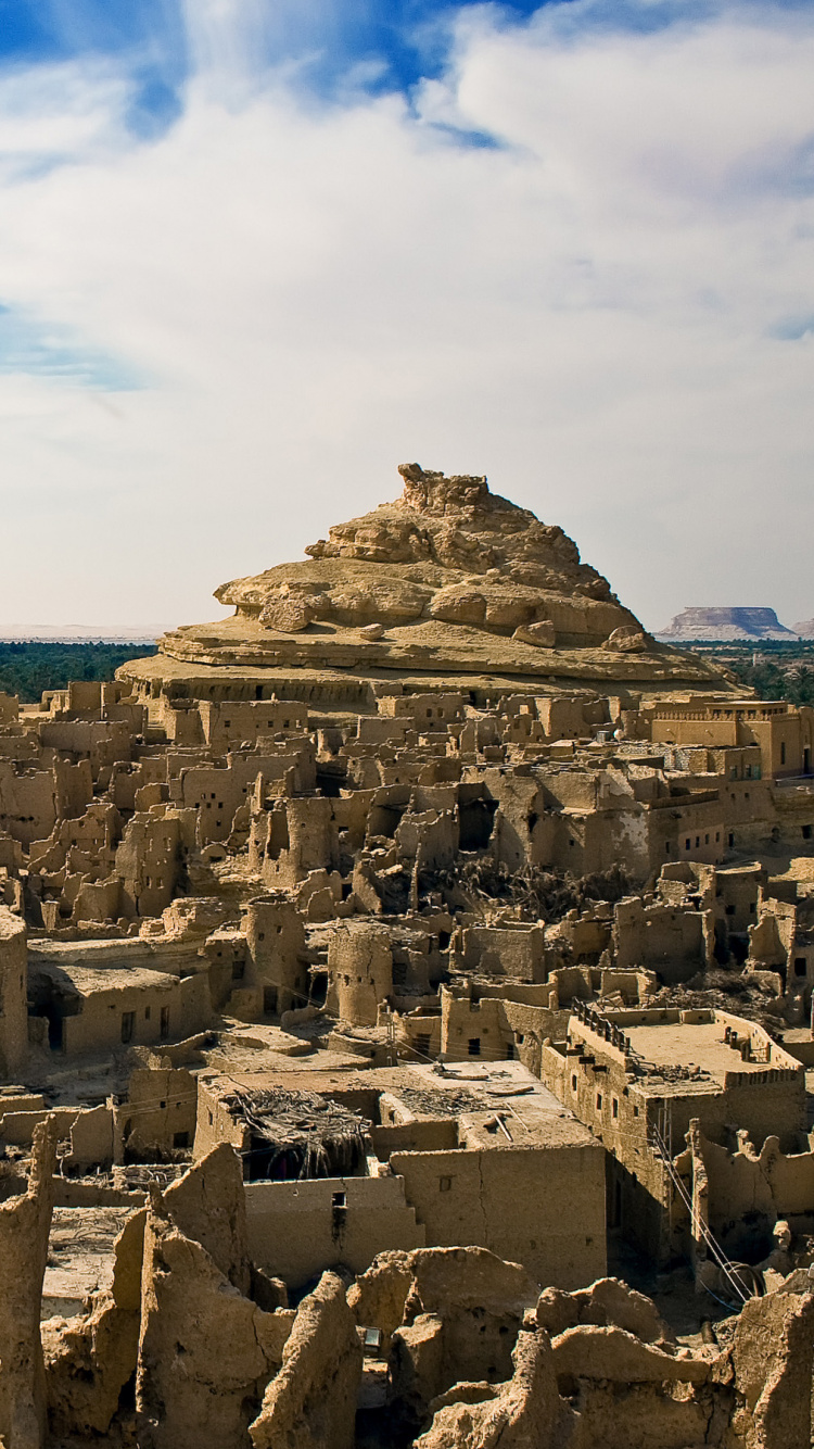 Braune Felsformation in Der Nähe Eines Gewässers Tagsüber. Wallpaper in 750x1334 Resolution