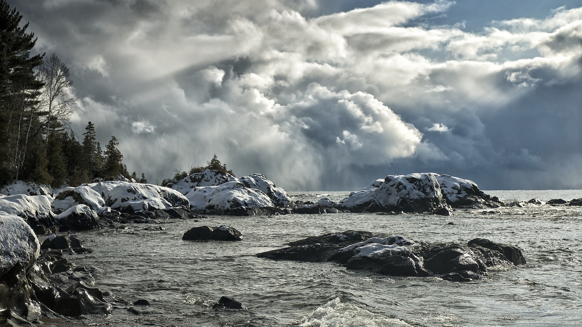 Montagne Couverte de Neige Sous Des Nuages Blancs Pendant la Journée. Wallpaper in 1920x1080 Resolution
