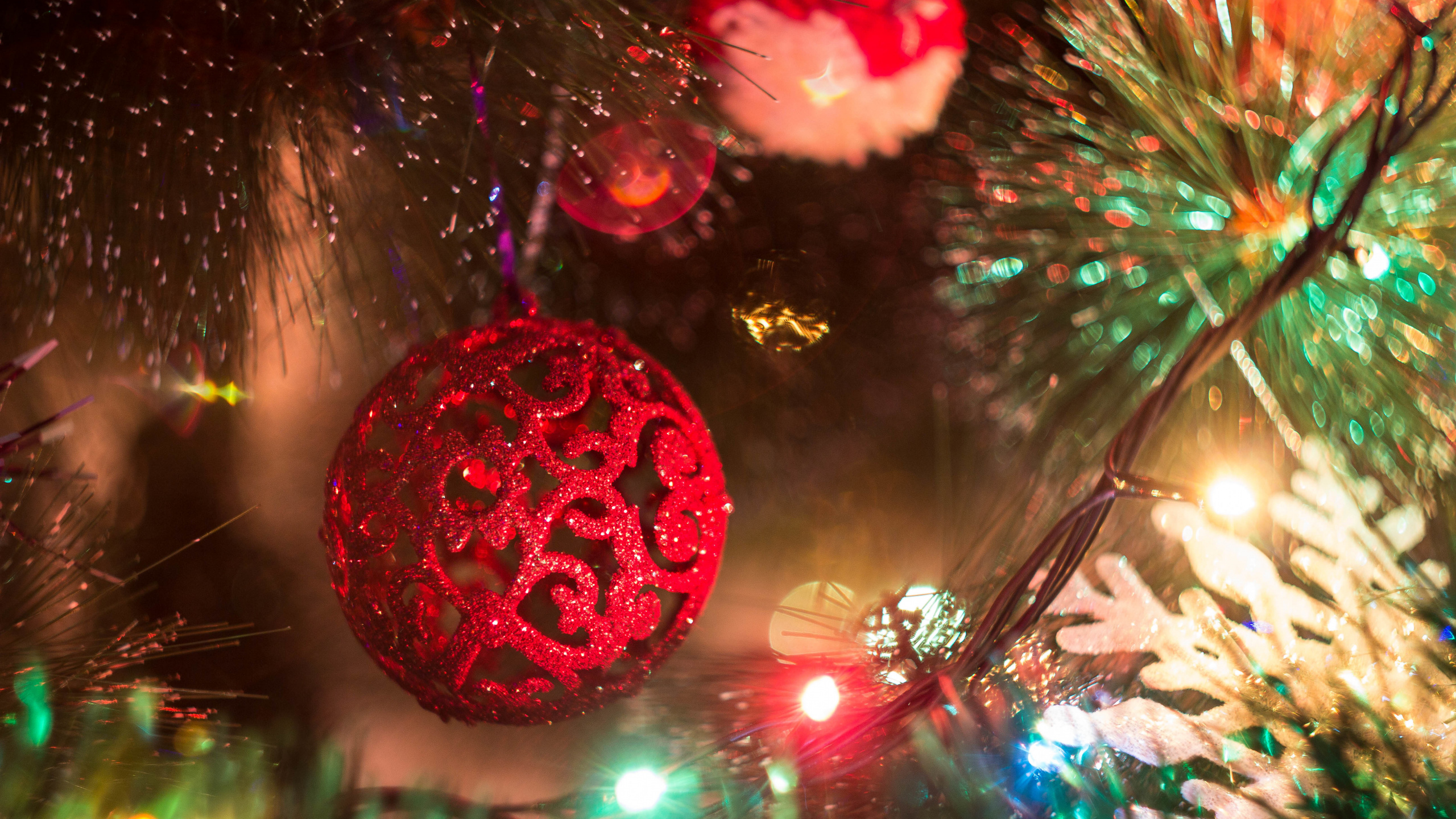 Nochevieja, El Día De Navidad, Guirnalda, Adorno de Navidad, Decoración de la Navidad. Wallpaper in 2560x1440 Resolution