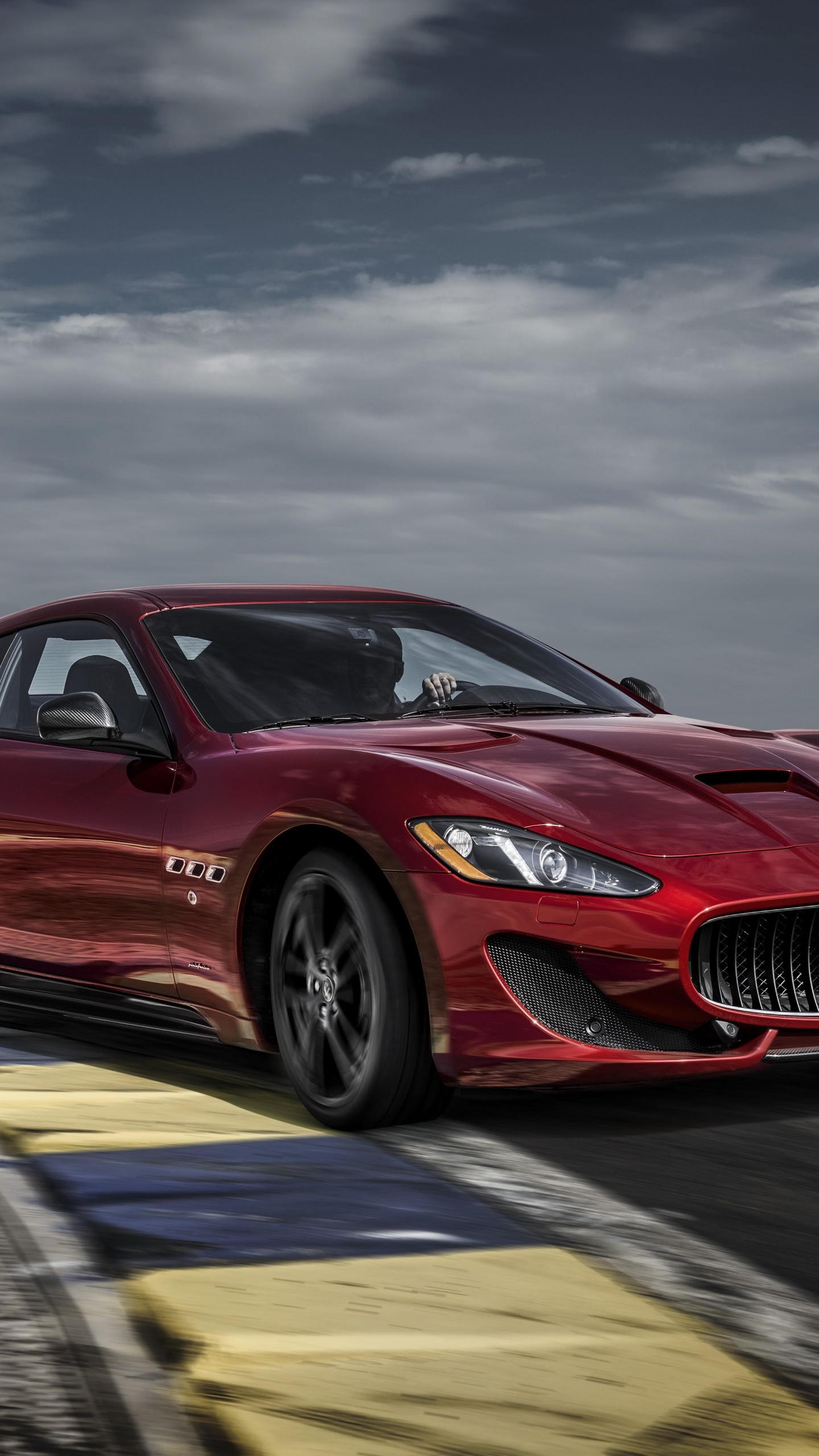 Porsche 911 Rojo en la Carretera Bajo un Cielo Nublado. Wallpaper in 1440x2560 Resolution