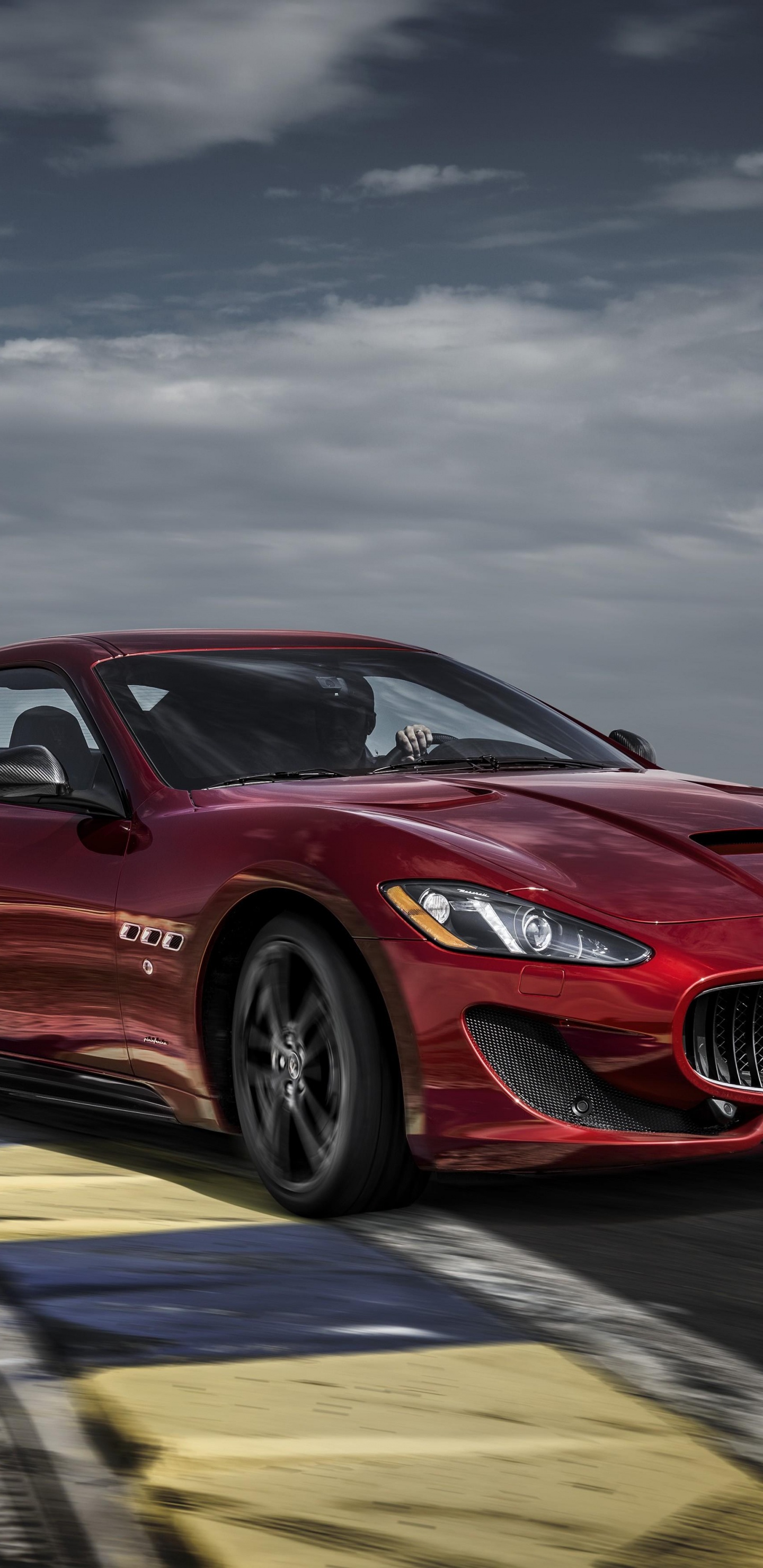 Roter Porsche 911 Unterwegs Bei Bewölktem Himmel. Wallpaper in 1440x2960 Resolution