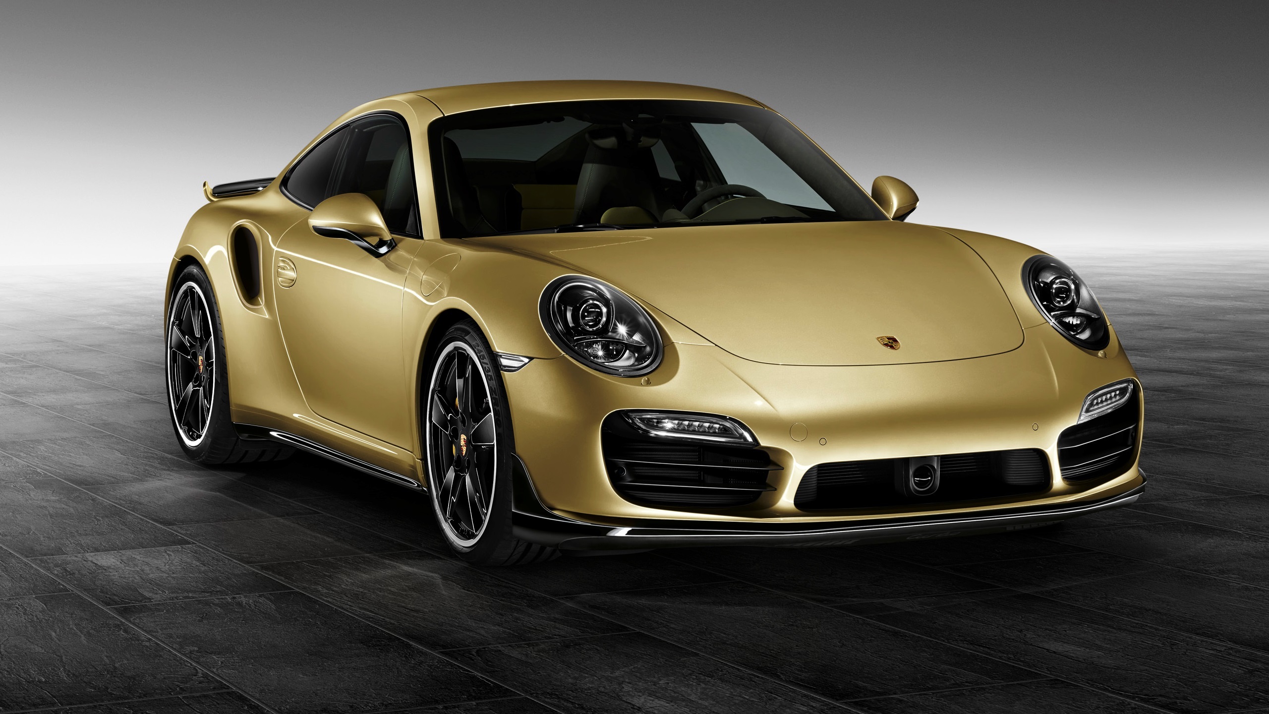 Porsche 911 Jaune Sur Fond Noir. Wallpaper in 2560x1440 Resolution