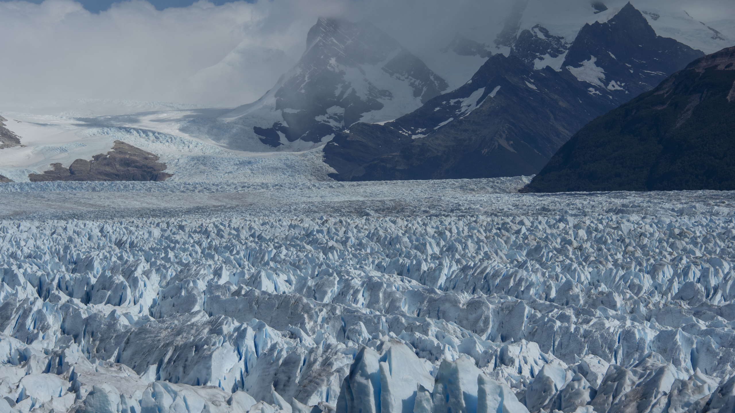 Glacier, Iceberg, Glace, le Lac Glaciaire, Les Reliefs Montagneux. Wallpaper in 2560x1440 Resolution