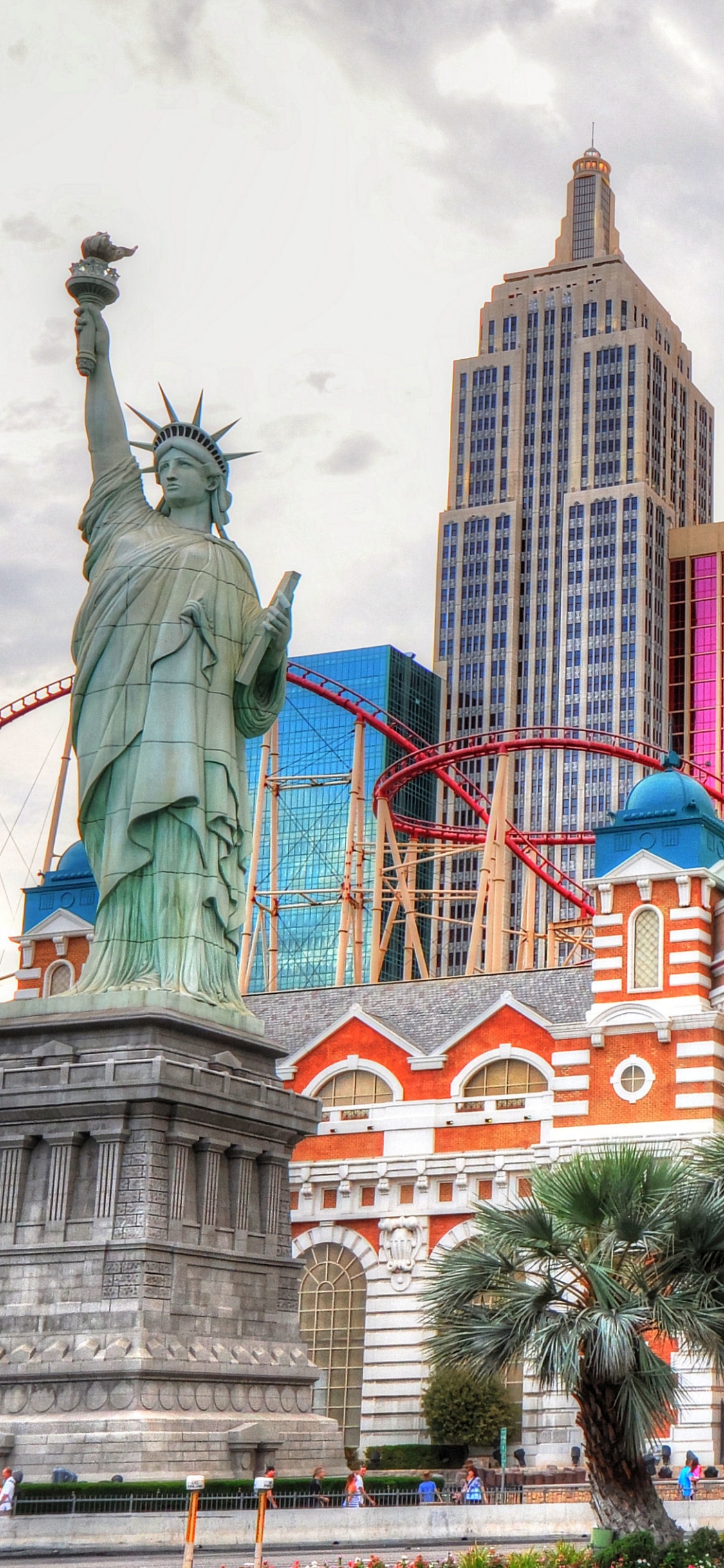 Palmiers Verts Près D'un Bâtiment en Béton Blanc et Marron Pendant la Journée. Wallpaper in 1125x2436 Resolution