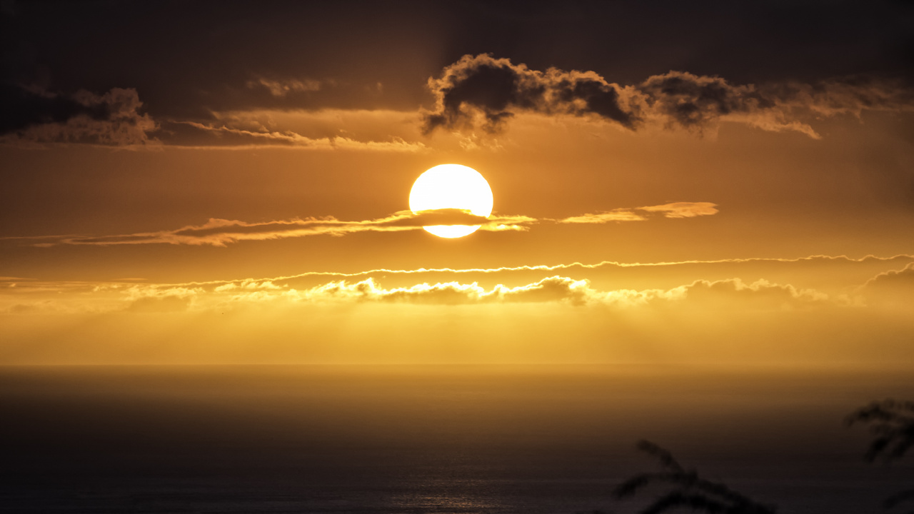 Sun Setting Over The Ocean. Wallpaper in 1280x720 Resolution