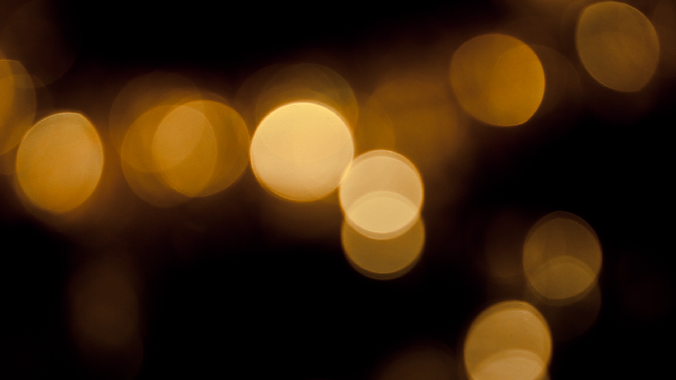 Gelbe Und Weiße Bokeh-Lichter. Wallpaper in 2560x1440 Resolution