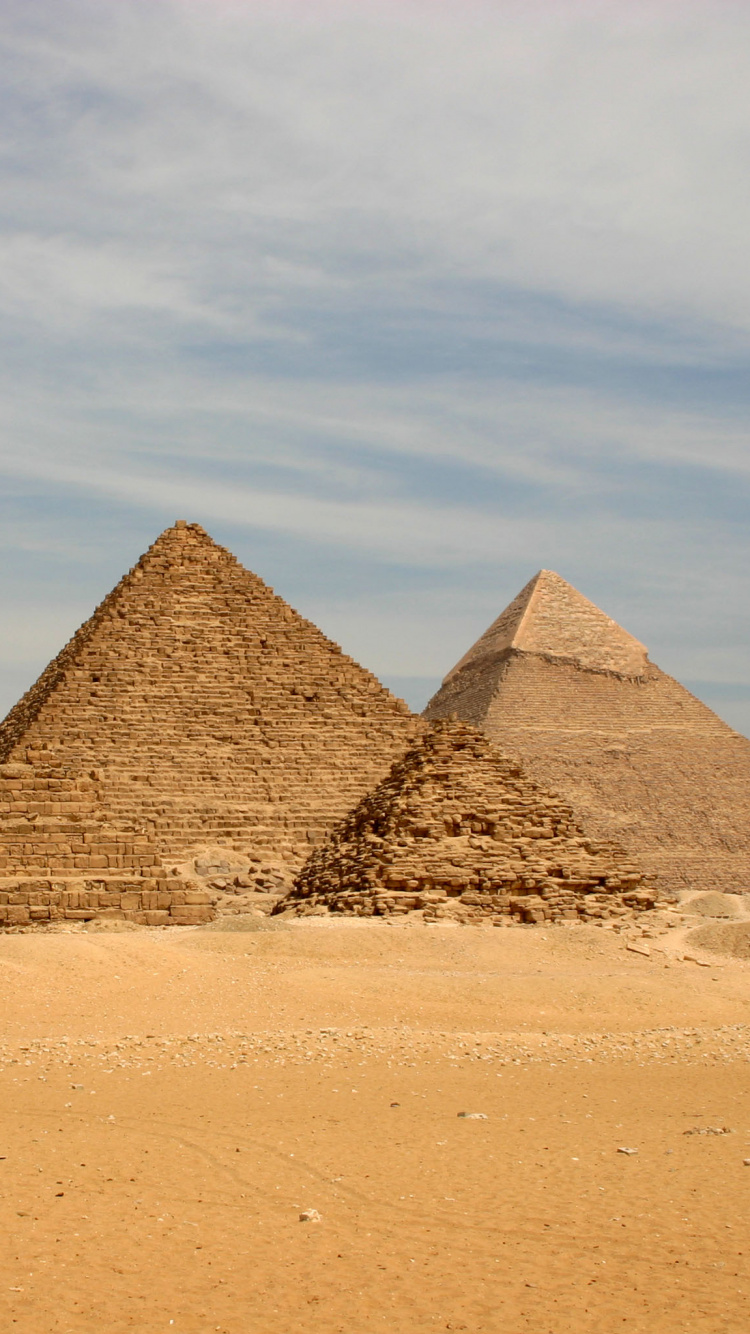 Pyramide Von Gizeh in Der Wüste Tagsüber. Wallpaper in 750x1334 Resolution