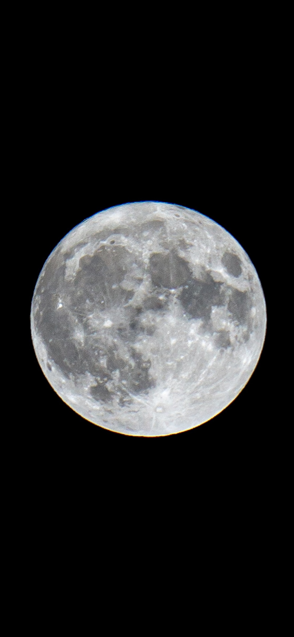 Pleine Lune Dans le Ciel Nocturne. Wallpaper in 1242x2688 Resolution