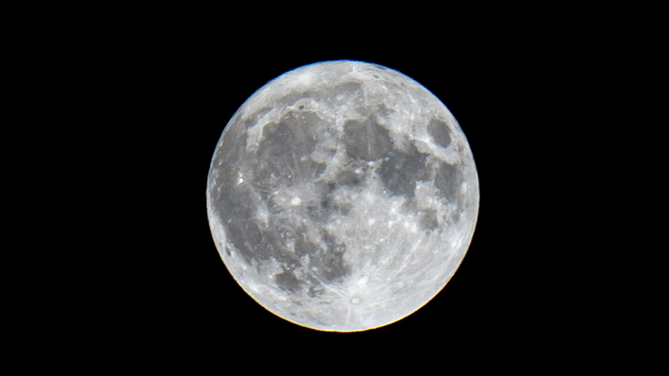 Pleine Lune Dans le Ciel Nocturne. Wallpaper in 1366x768 Resolution