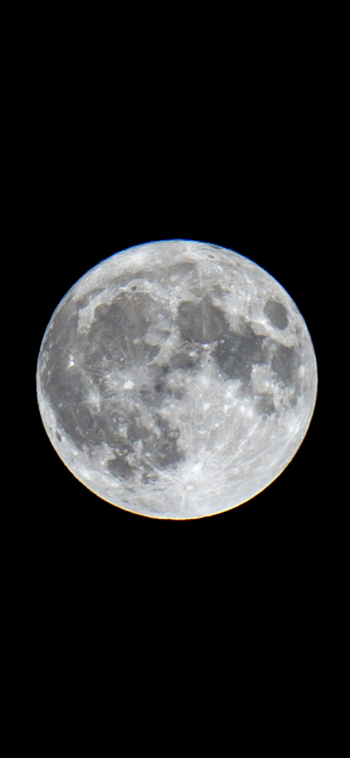 Luna Llena en el Cielo de la Noche Oscura. Wallpaper in 1125x2436 Resolution