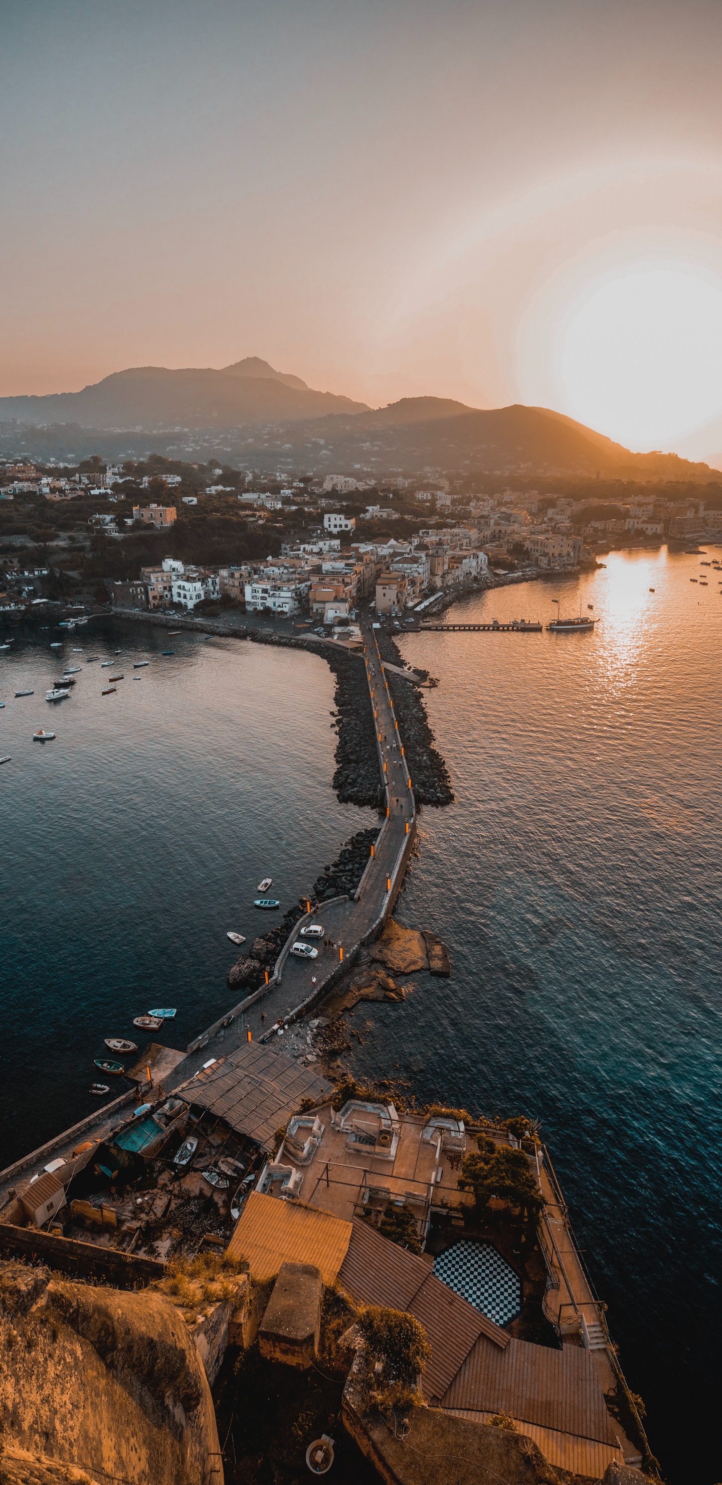 Vista Aérea de Los Edificios de la Ciudad Cerca Del Cuerpo de Agua Durante la Puesta de Sol. Wallpaper in 1440x2960 Resolution