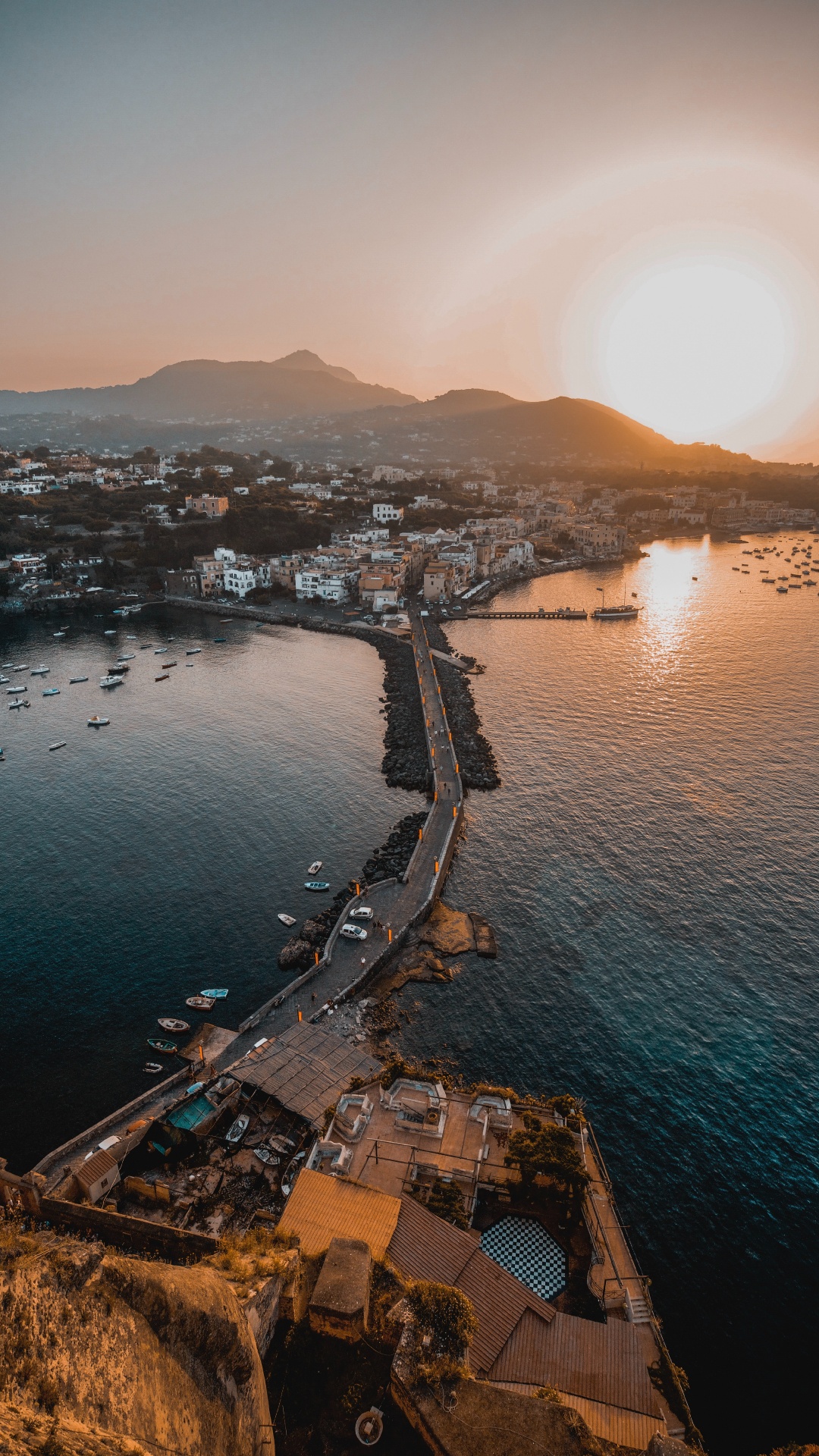 Vue Aérienne Des Bâtiments de la Ville Près du Plan D'eau Pendant le Coucher du Soleil. Wallpaper in 1080x1920 Resolution