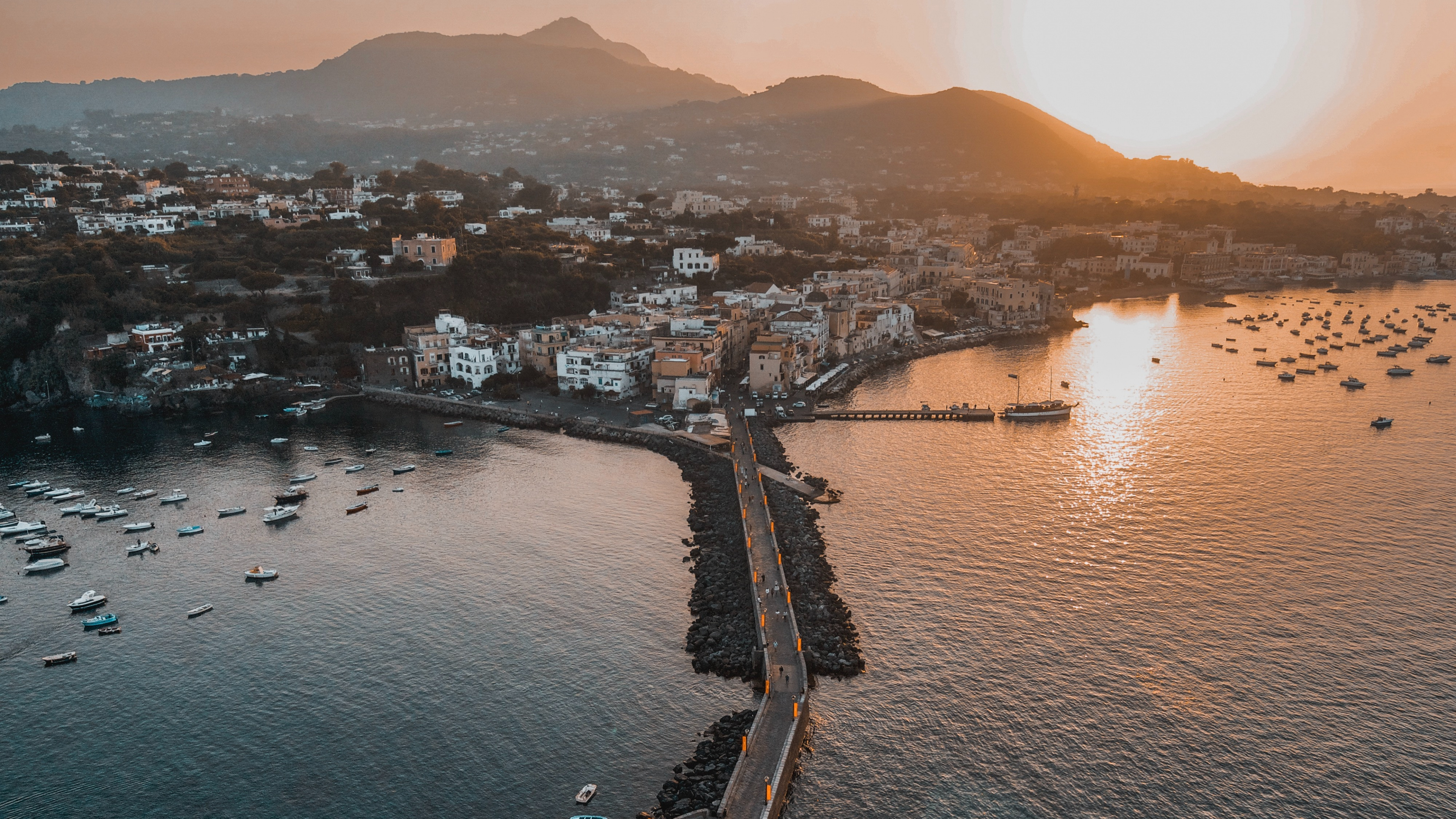Vue Aérienne Des Bâtiments de la Ville Près du Plan D'eau Pendant le Coucher du Soleil. Wallpaper in 3840x2160 Resolution