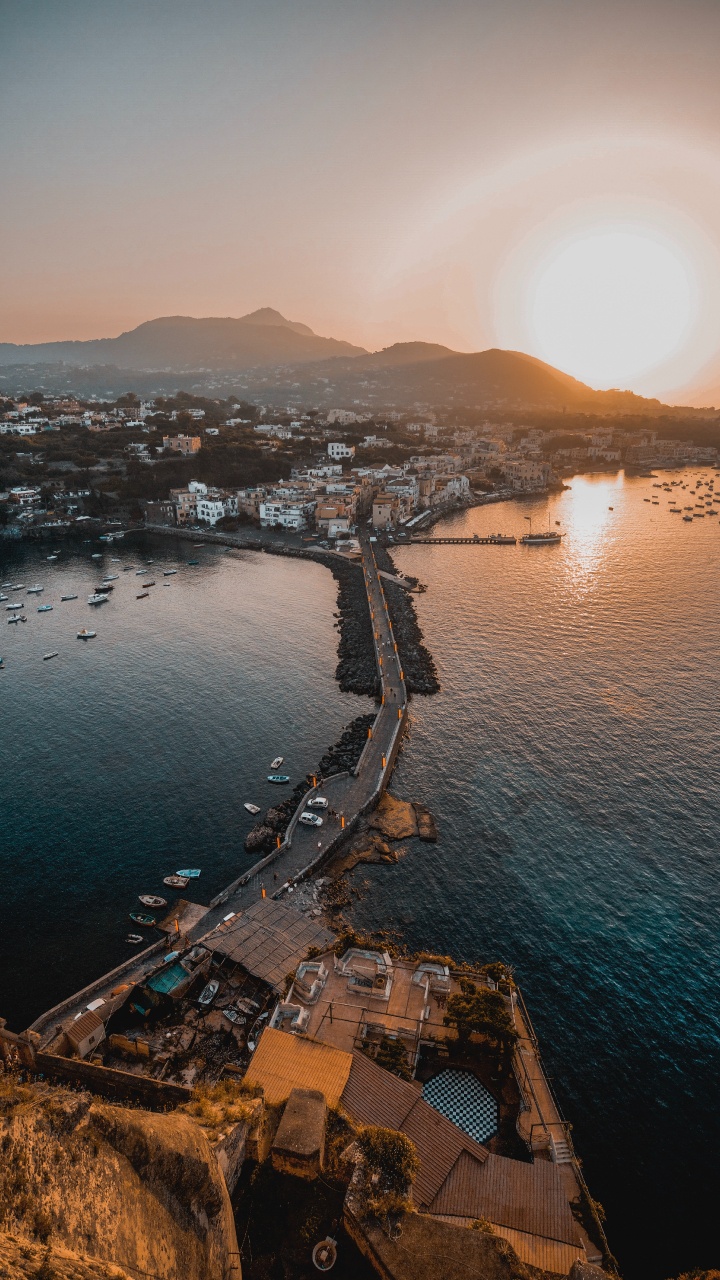 Vue Aérienne Des Bâtiments de la Ville Près du Plan D'eau Pendant le Coucher du Soleil. Wallpaper in 720x1280 Resolution