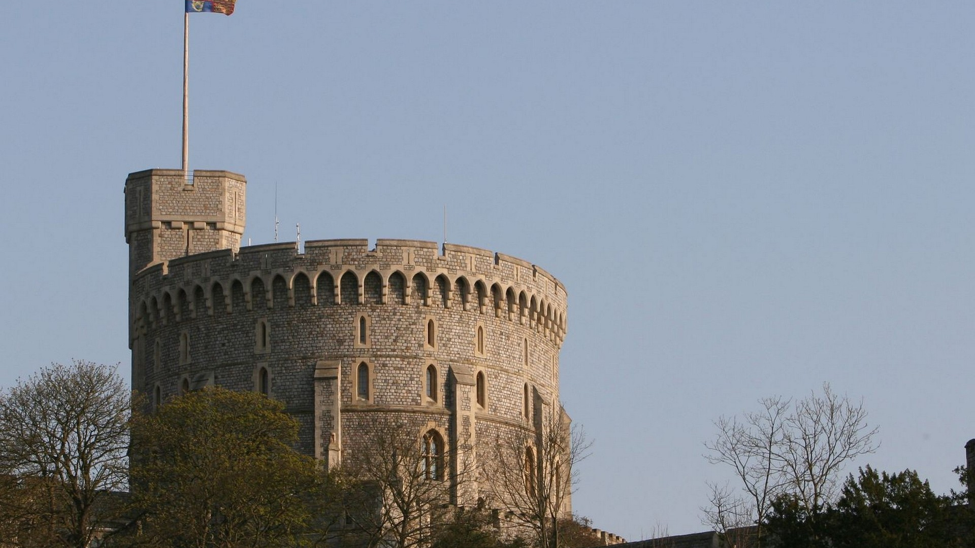 Edificio de Hormigón Gris Cerca de Los Árboles Durante el Día. Wallpaper in 1920x1080 Resolution