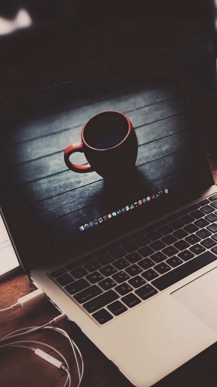 Macbook Pro en Mesa de Madera Marrón. Wallpaper in 720x1280 Resolution