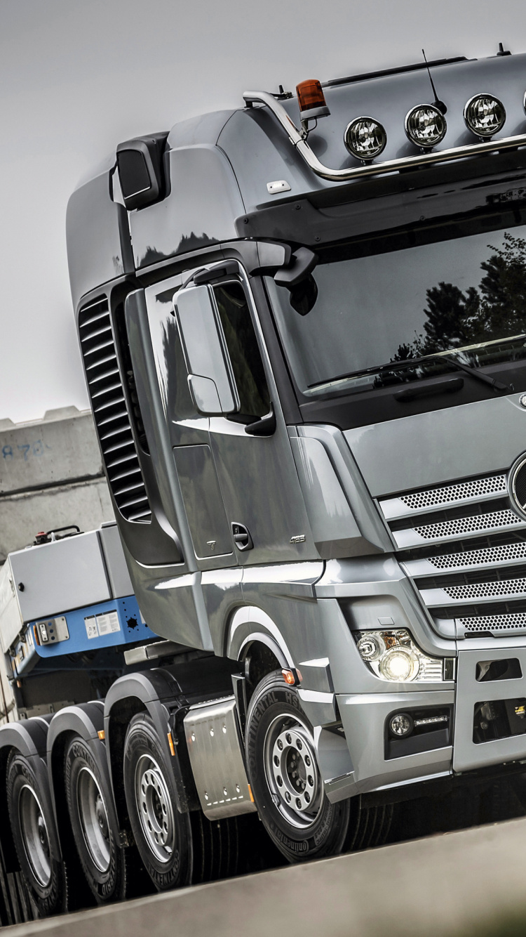 Camion Gris Sur Route Pendant la Journée. Wallpaper in 750x1334 Resolution