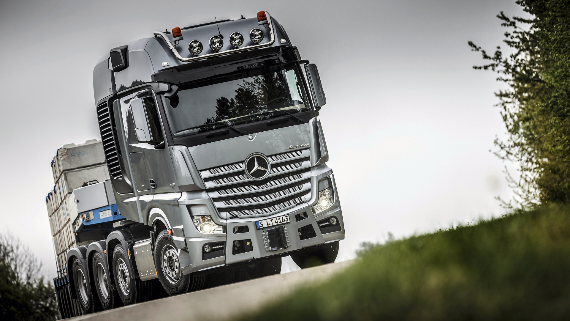 Gray Truck on Road During Daytime. Wallpaper in 1920x1080 Resolution