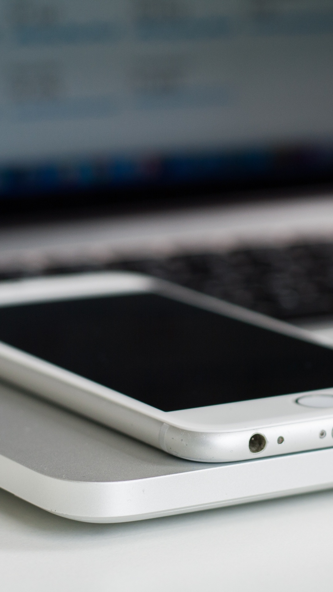 Iphone 4 Blanc Sur Macbook Pro. Wallpaper in 1080x1920 Resolution