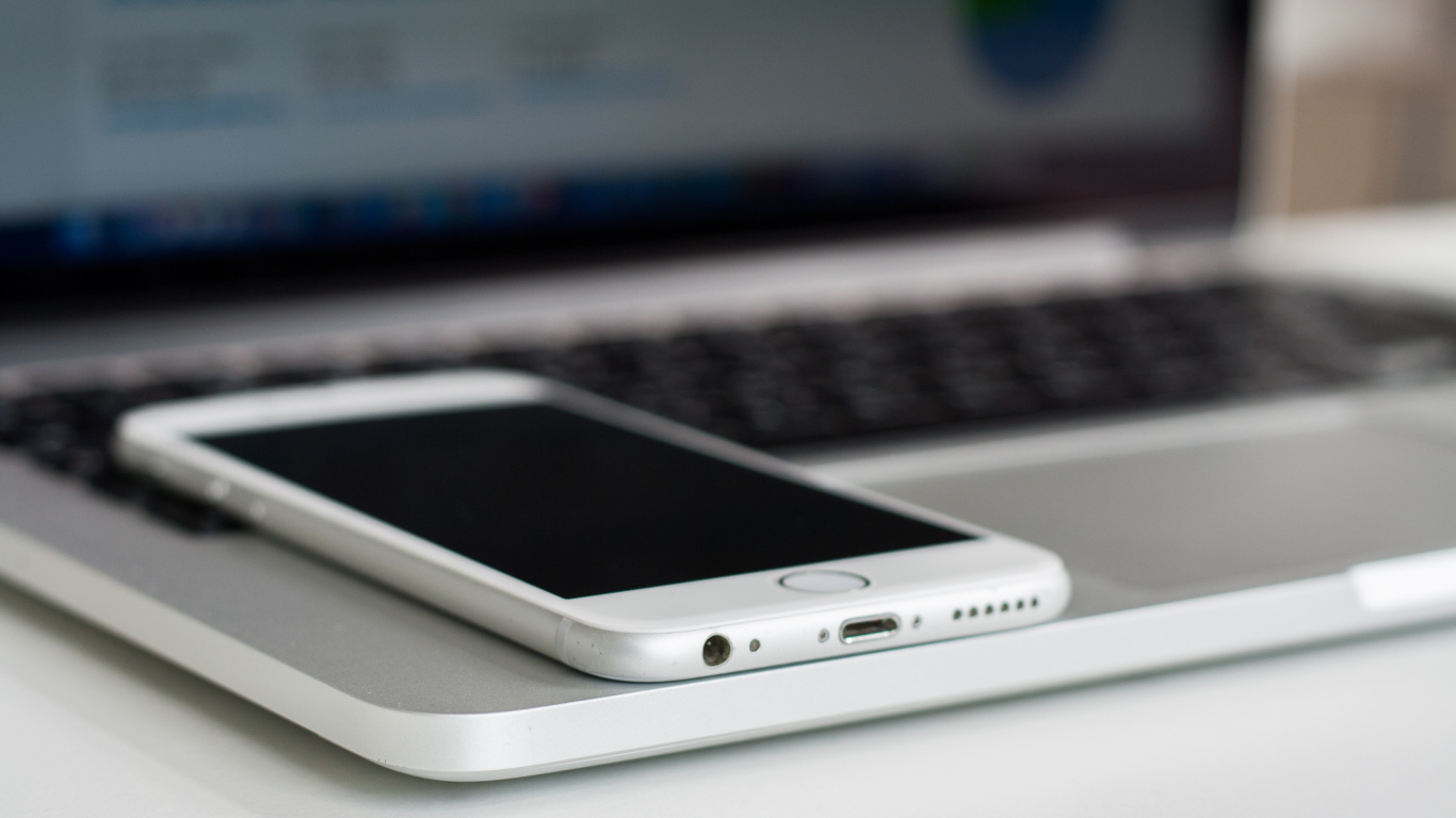 Iphone 4 Blanc Sur Macbook Pro. Wallpaper in 1366x768 Resolution