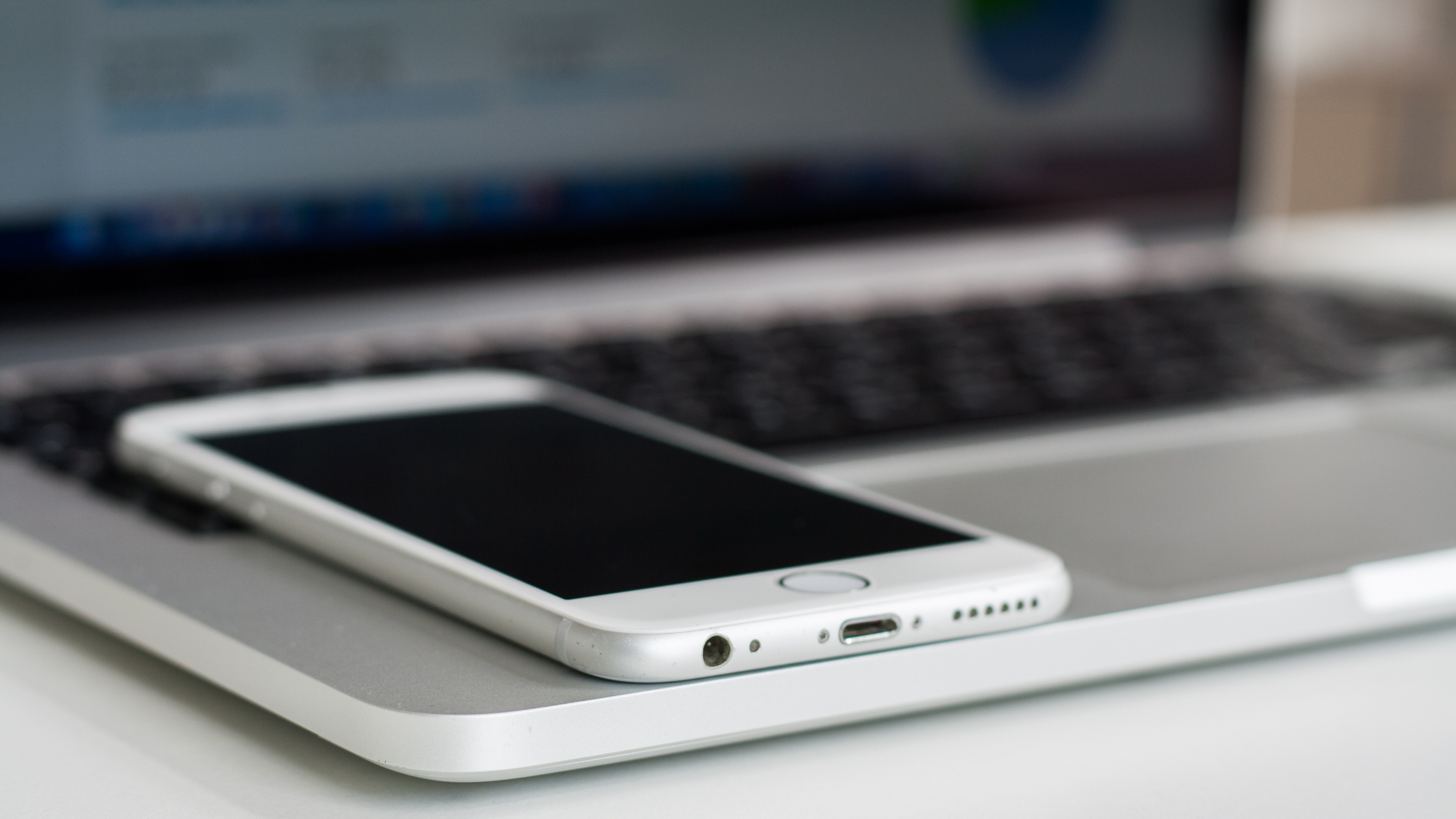 Iphone 4 Blanc Sur Macbook Pro. Wallpaper in 3840x2160 Resolution