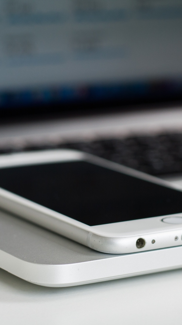 Iphone 4 Blanc Sur Macbook Pro. Wallpaper in 720x1280 Resolution