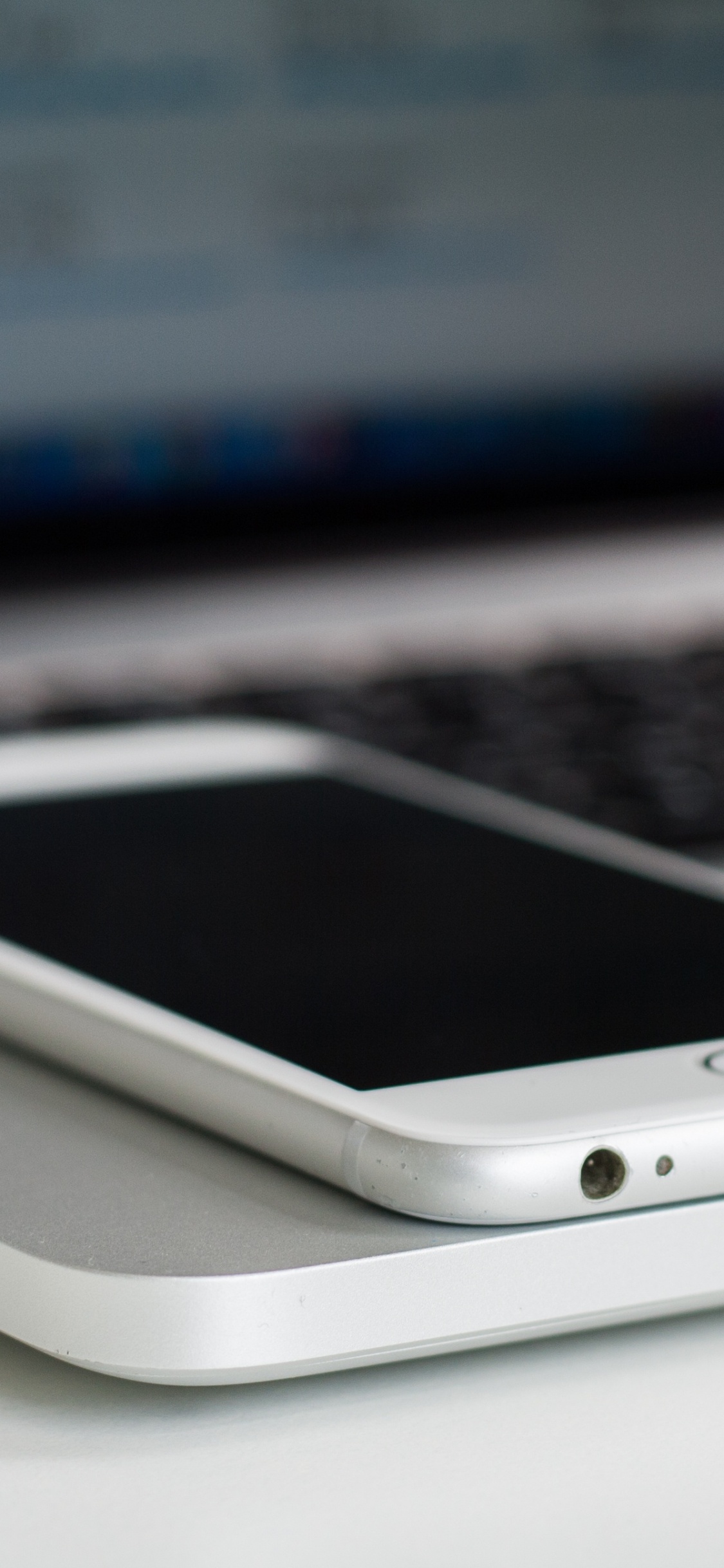 White Iphone 4 on Macbook Pro. Wallpaper in 1125x2436 Resolution