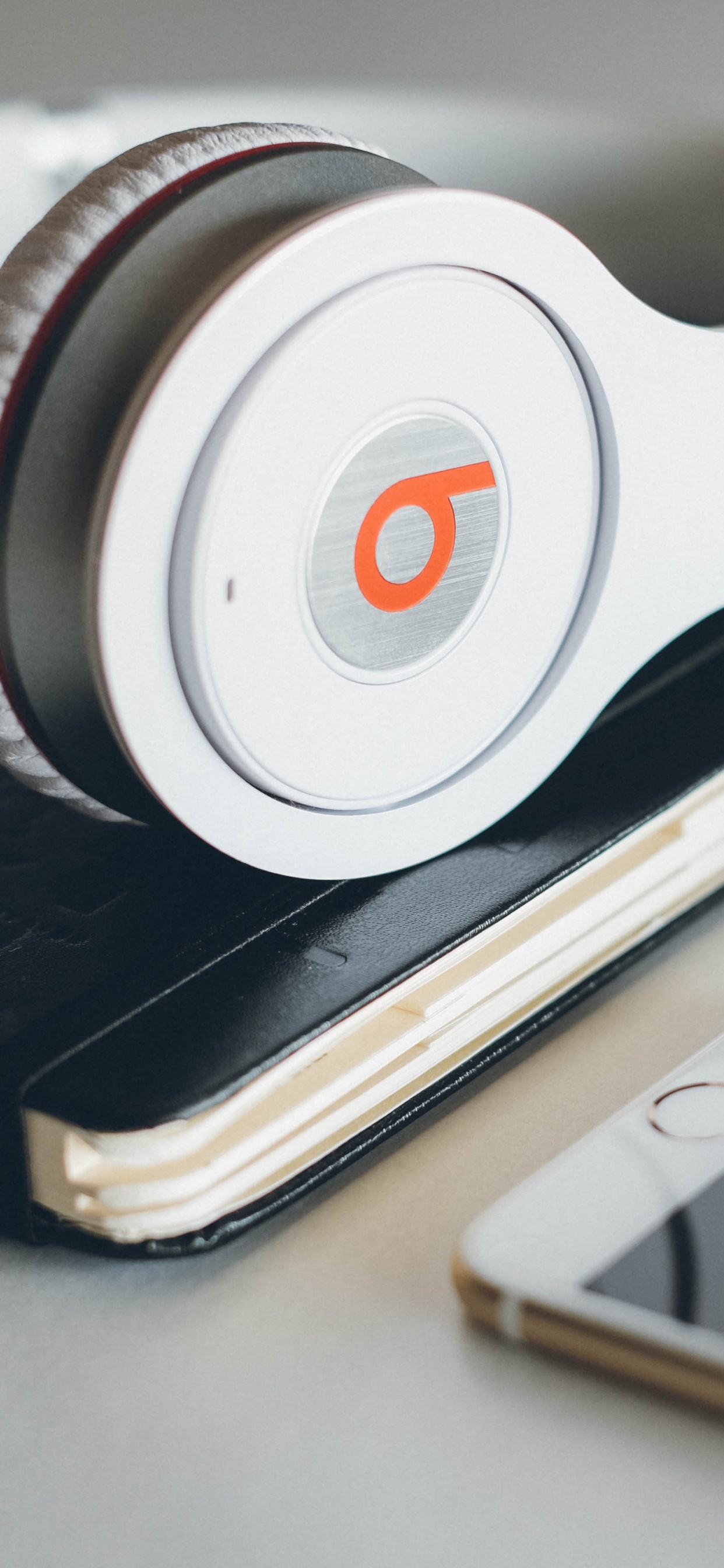 Beats Electronics, Auriculares, Gadget, Equipo de Audio, Electrónica. Wallpaper in 1242x2688 Resolution