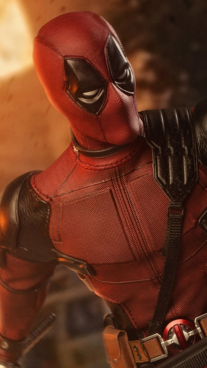 Homme Araignée Rouge et Noir Tenant un Fusil Noir. Wallpaper in 720x1280 Resolution