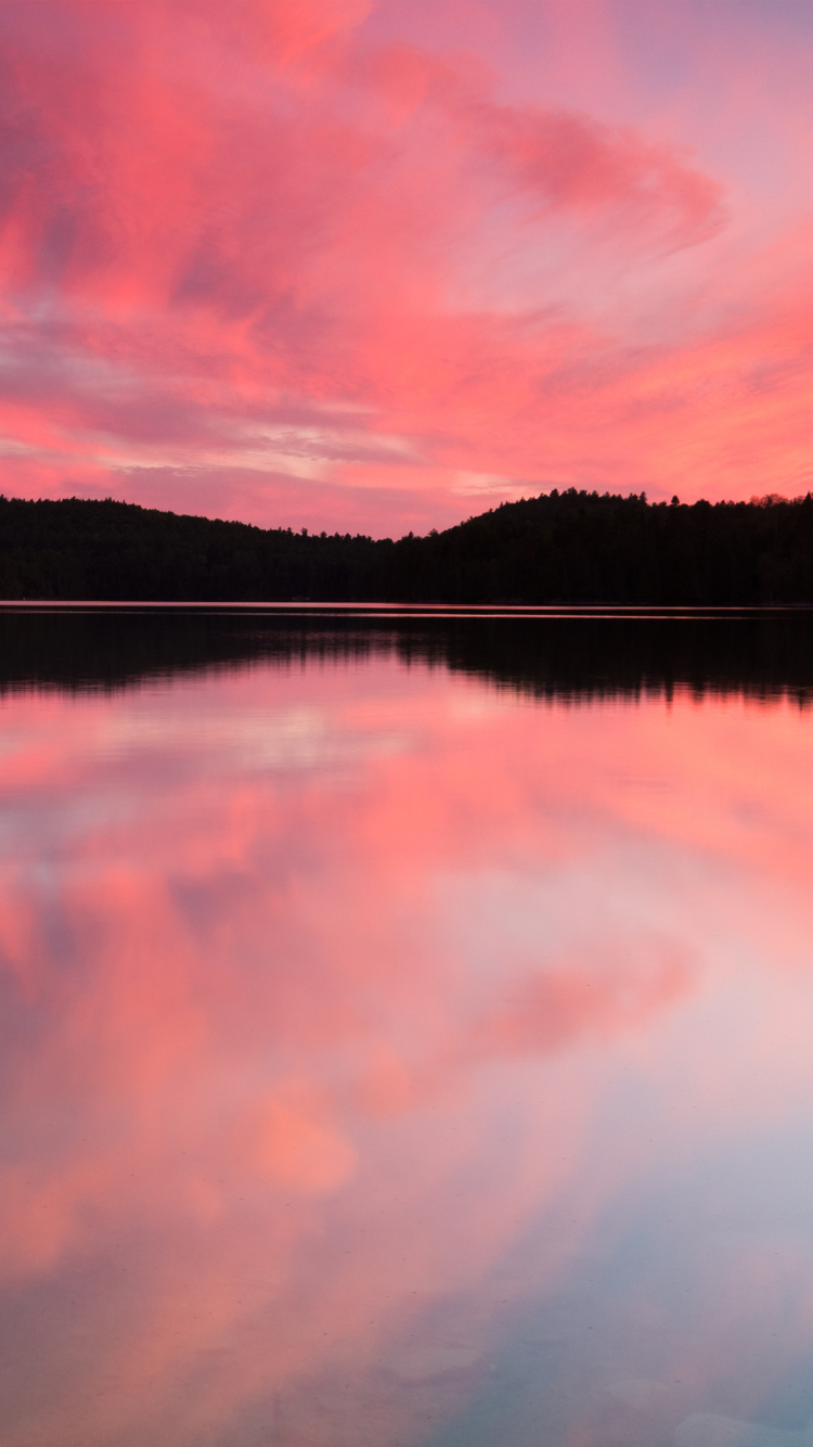 Boot Auf Ruhigem Wasser in Der Nähe Des Berges Während Des Sonnenuntergangs. Wallpaper in 750x1334 Resolution