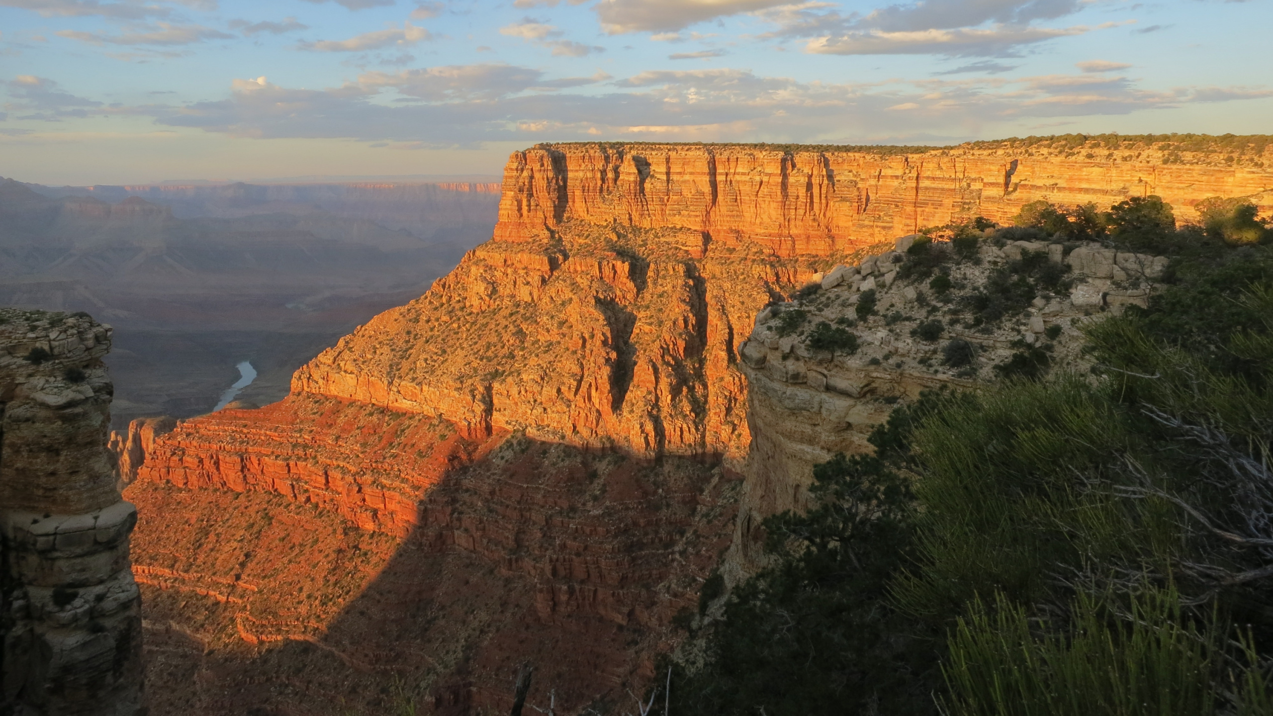 Montaña Rocosa Marrón Bajo Nubes Blancas Durante el Día. Wallpaper in 2560x1440 Resolution