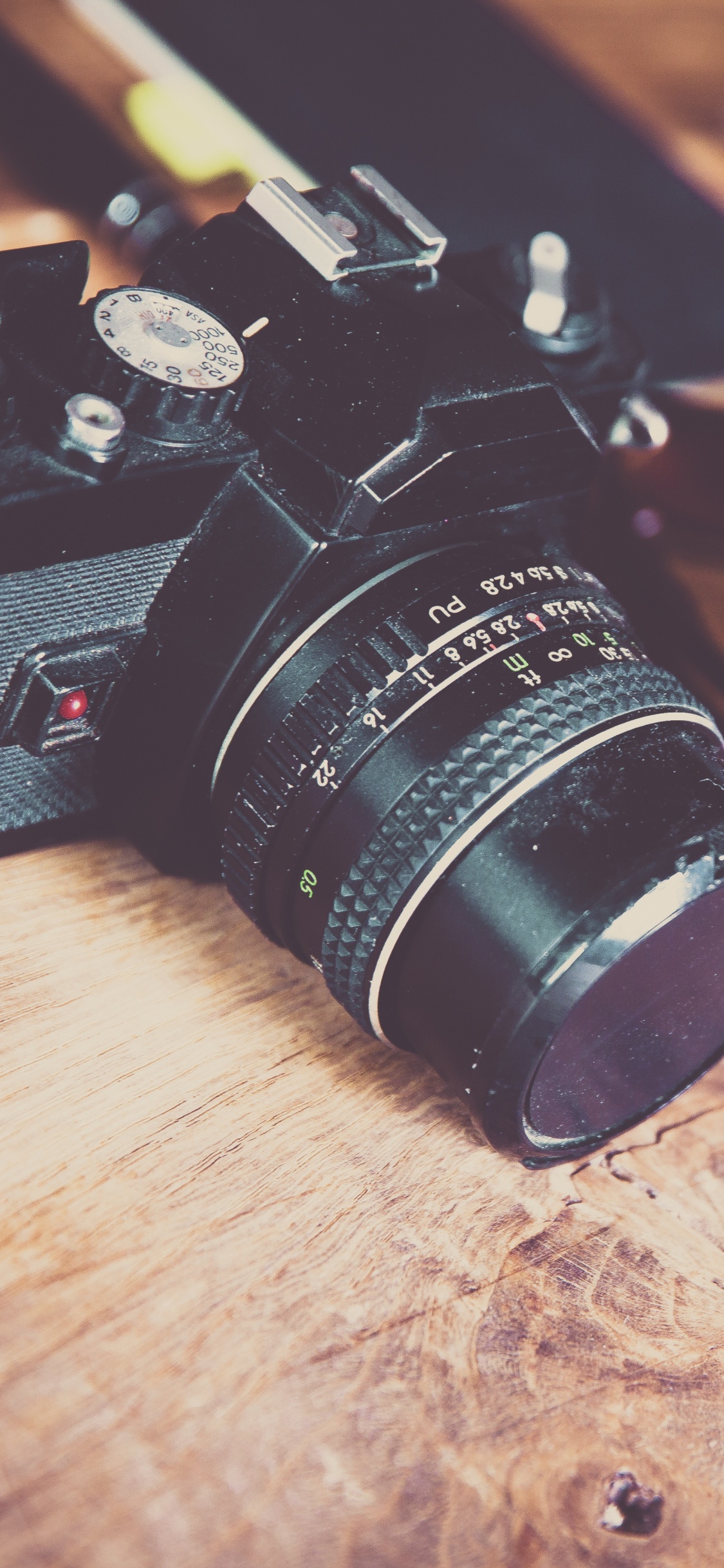 Cámara Réflex Digital Nikon Negra Sobre Mesa de Madera Marrón. Wallpaper in 1125x2436 Resolution