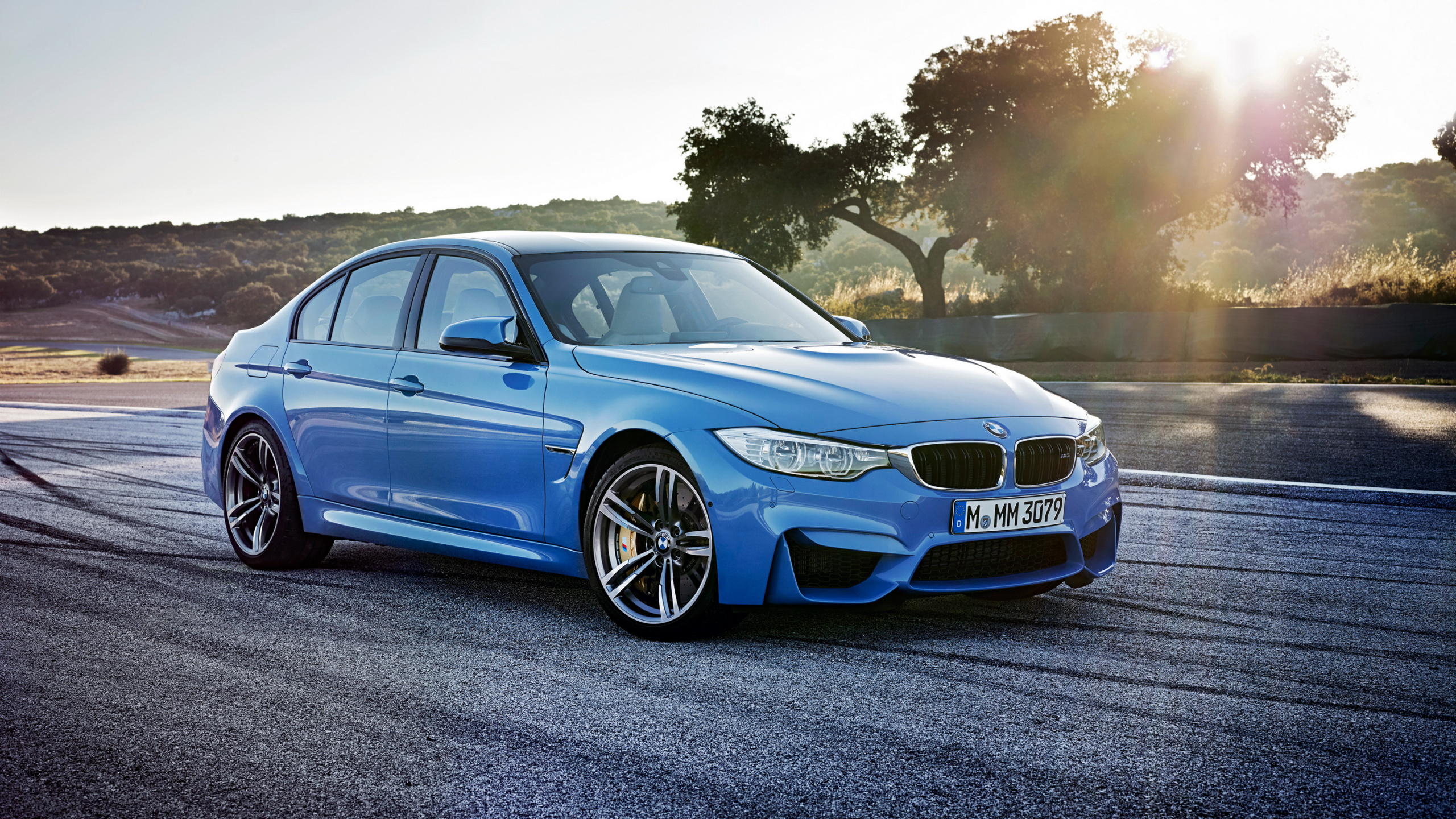 Bmw m 3 Azul en la Carretera. Wallpaper in 2560x1440 Resolution