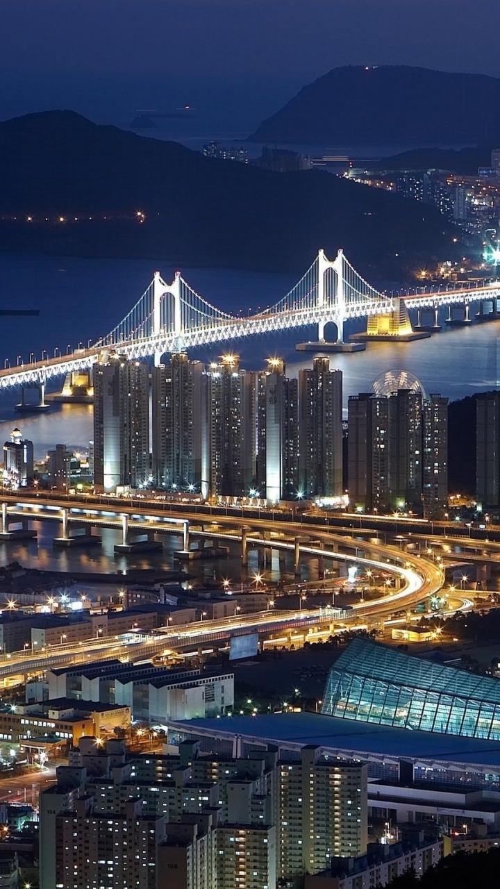 Weiße Brücke Über Dem Gewässer Während Der Nacht. Wallpaper in 720x1280 Resolution