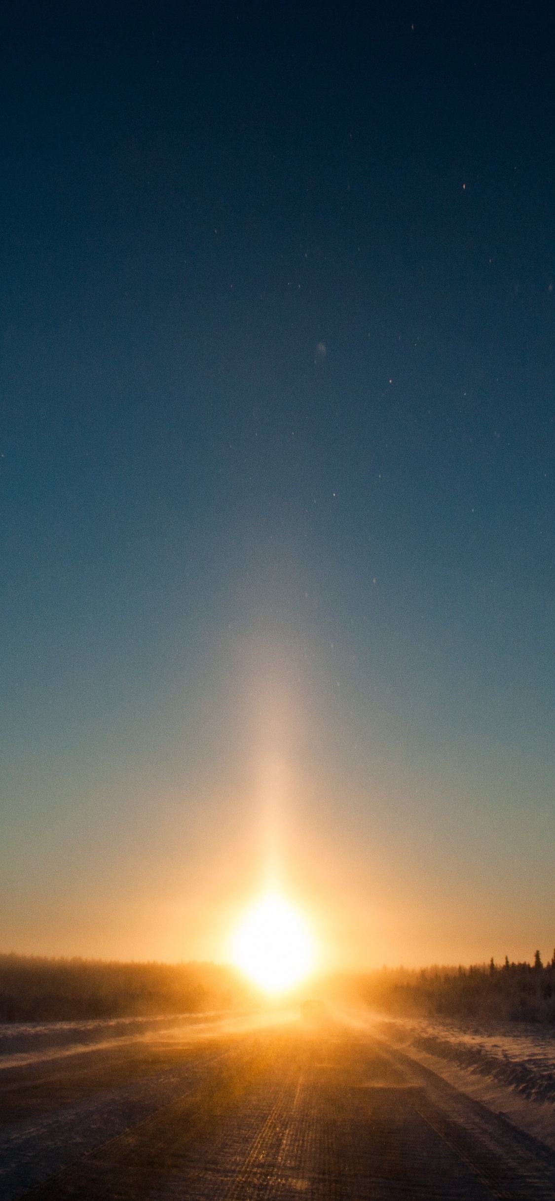 Sonnenuntergang Über Dem Feld. Wallpaper in 1125x2436 Resolution