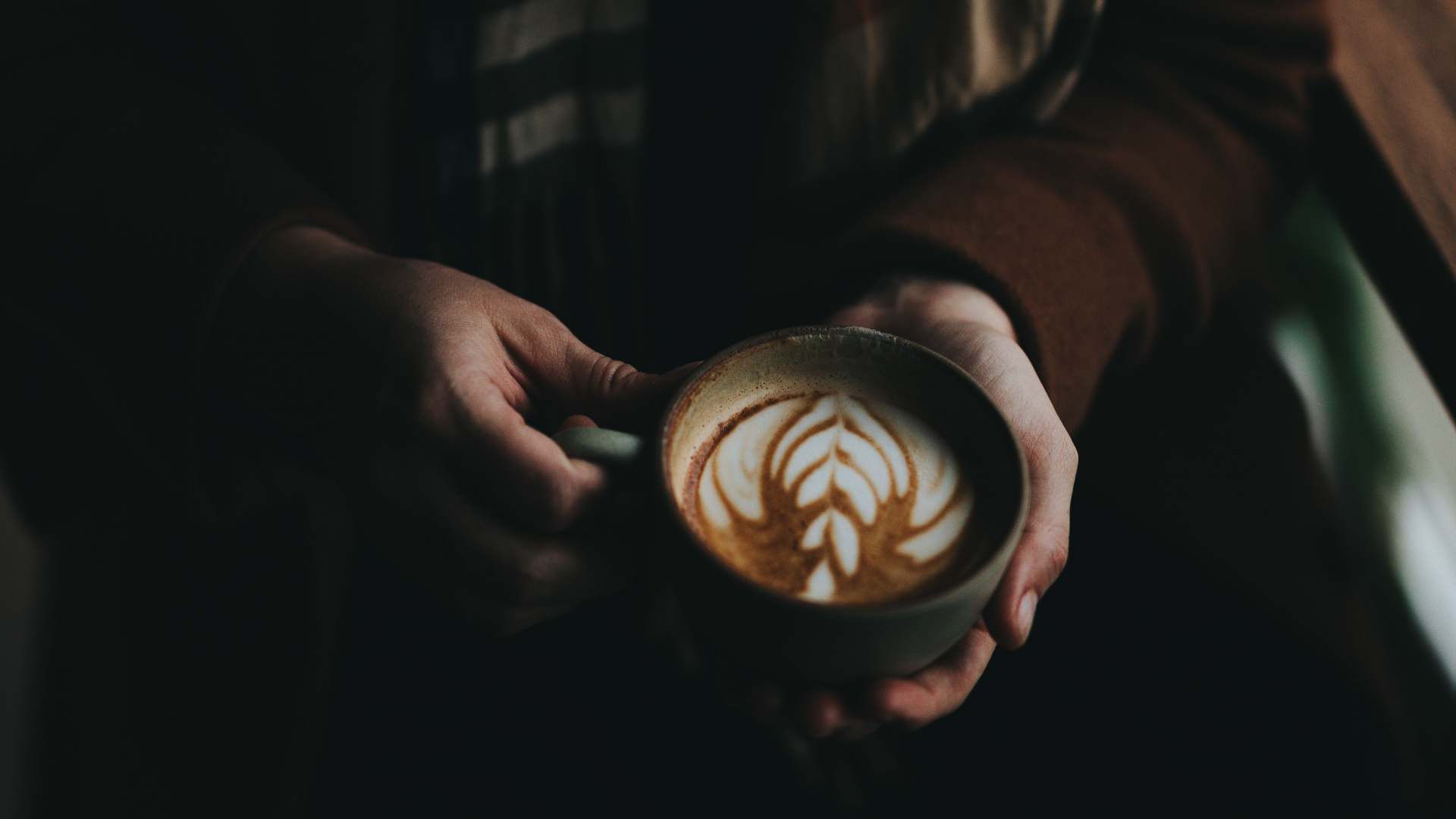 Personne Tenant Une Tasse en Céramique Noire. Wallpaper in 1920x1080 Resolution