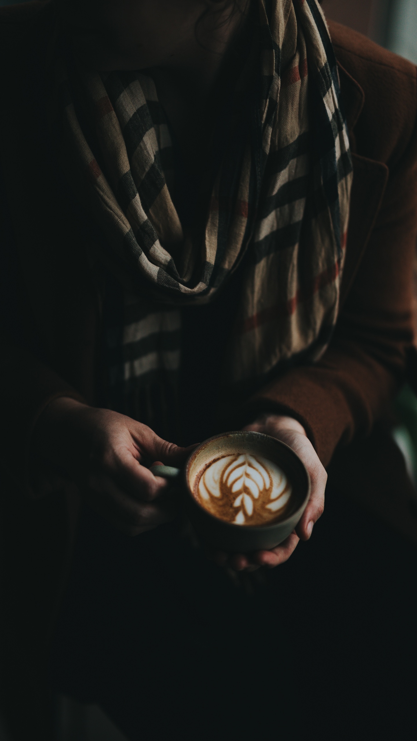 Person, Die Eine Schwarze Keramiktasse Hält. Wallpaper in 1440x2560 Resolution