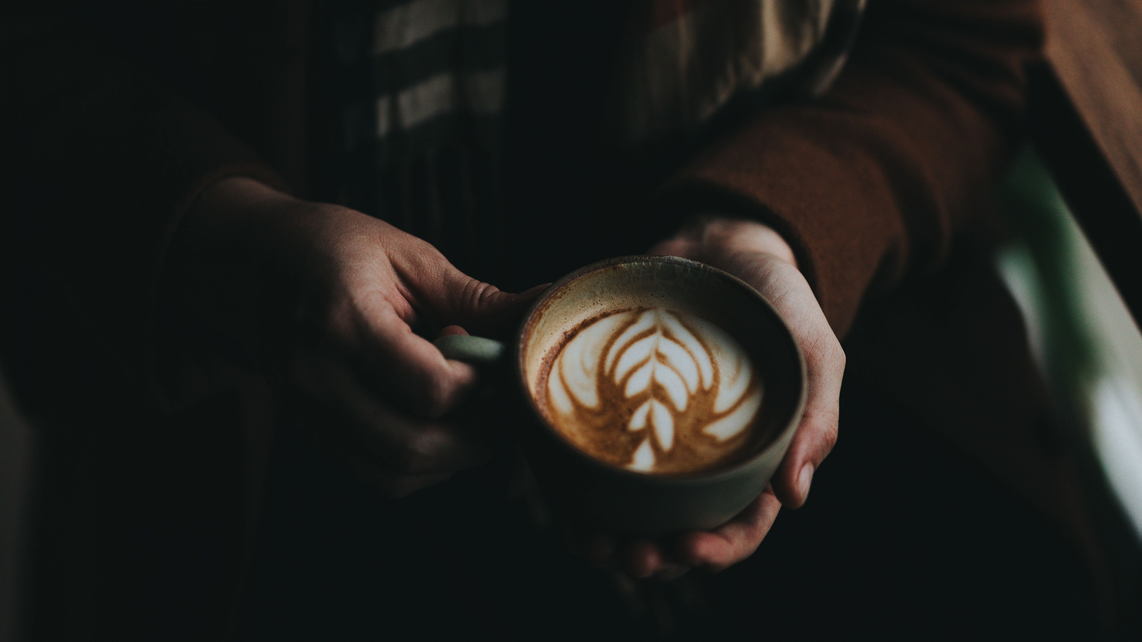 Person, Die Eine Schwarze Keramiktasse Hält. Wallpaper in 3840x2160 Resolution