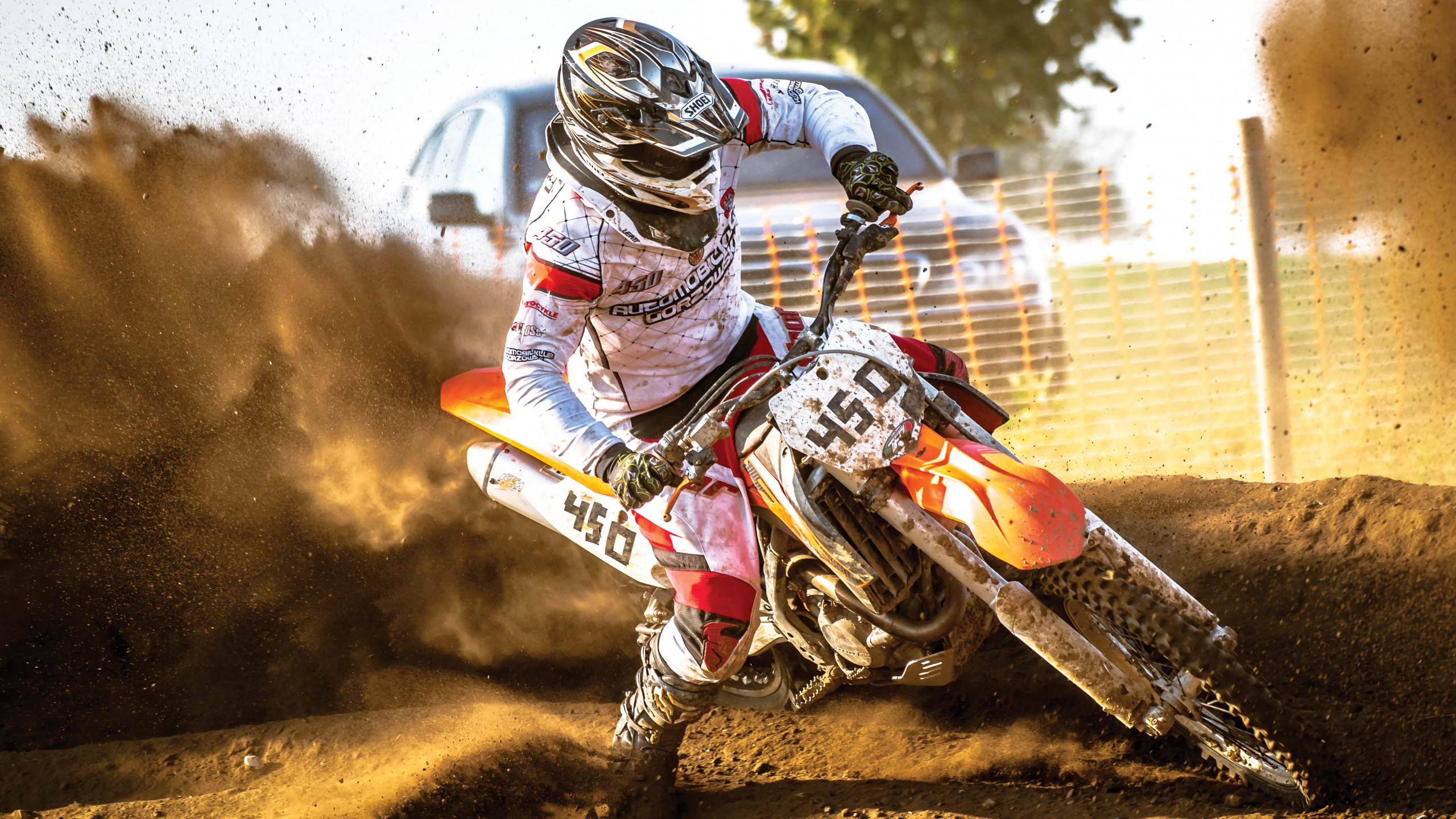 Man Riding Motocross Dirt Bike. Wallpaper in 2560x1440 Resolution