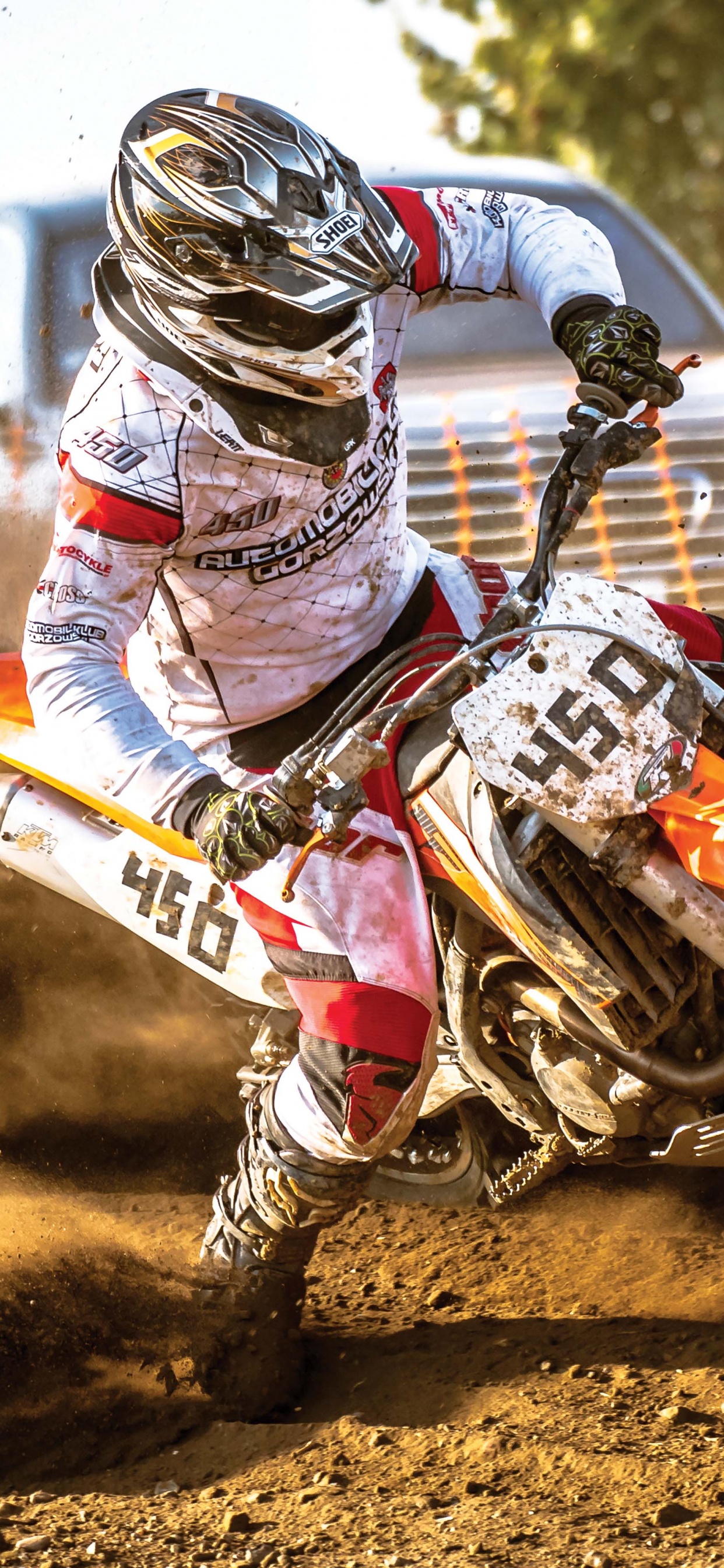 Mann, Der Motocross-Dirt-Bike Fährt. Wallpaper in 1242x2688 Resolution