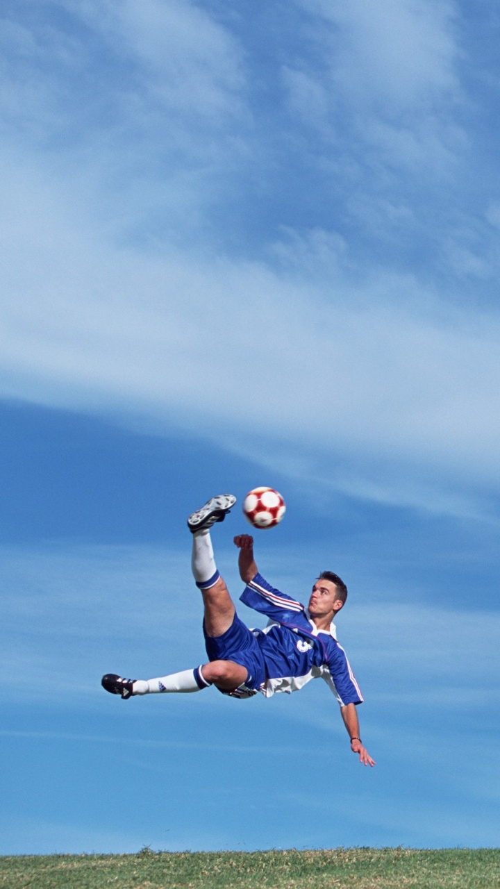 Mann in Rotem Hemd Und Blauen Shorts, Der Tagsüber Golf Spielt. Wallpaper in 720x1280 Resolution