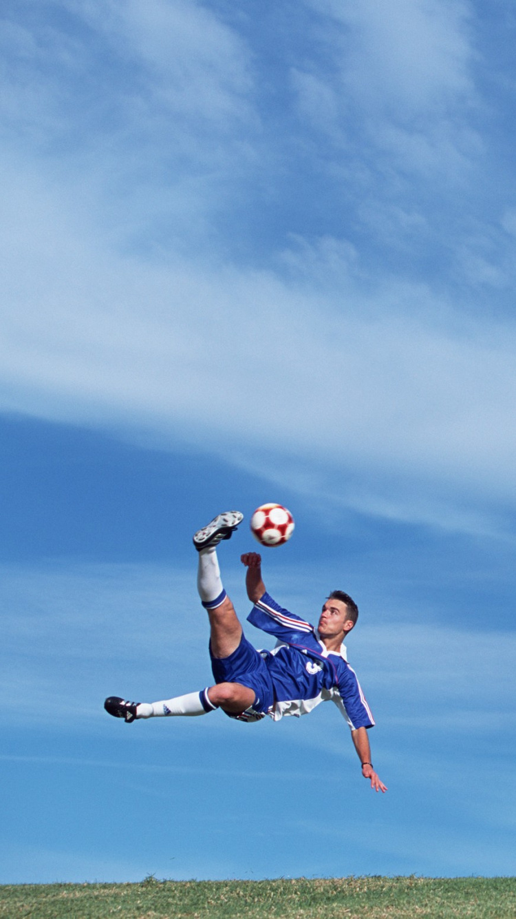 Mann in Rotem Hemd Und Blauen Shorts, Der Tagsüber Golf Spielt. Wallpaper in 750x1334 Resolution