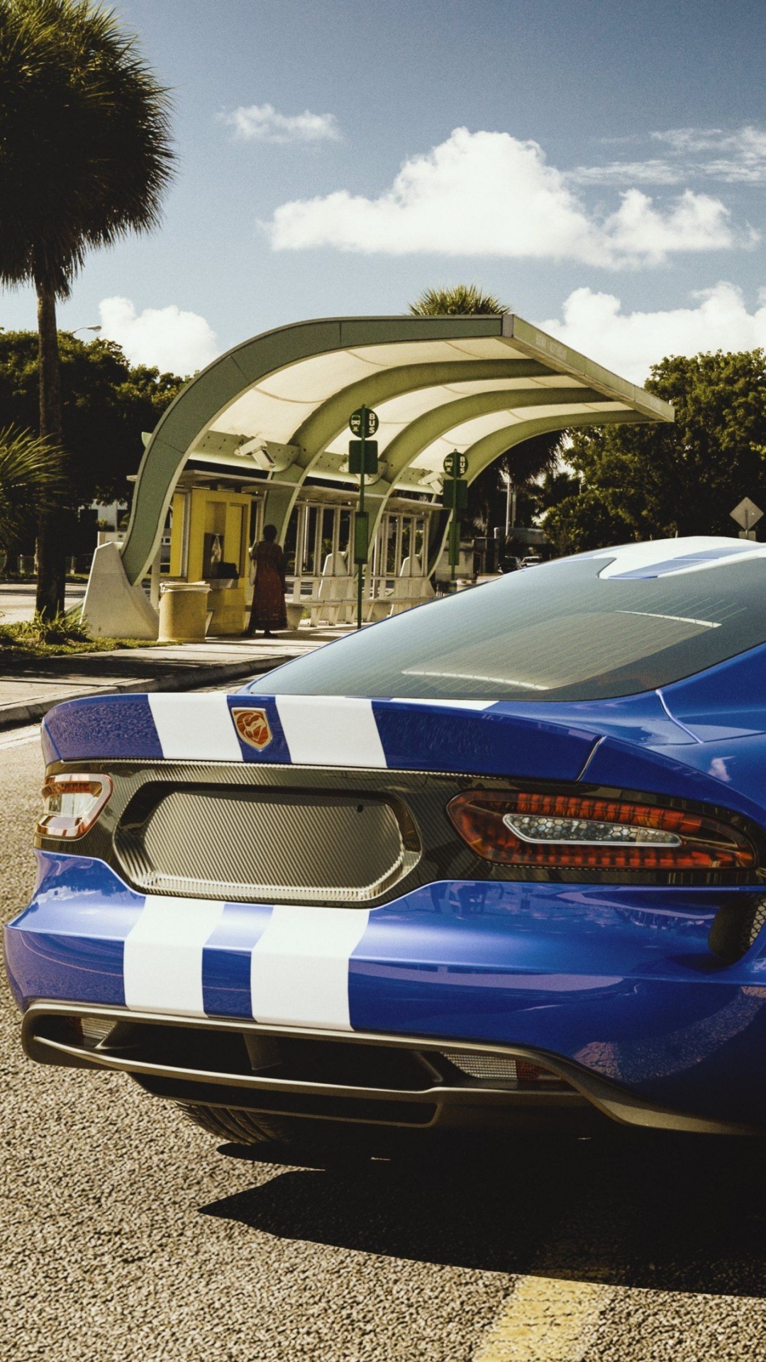 Blauer Porsche 911 Tagsüber Auf Parkplatz Geparkt. Wallpaper in 1080x1920 Resolution