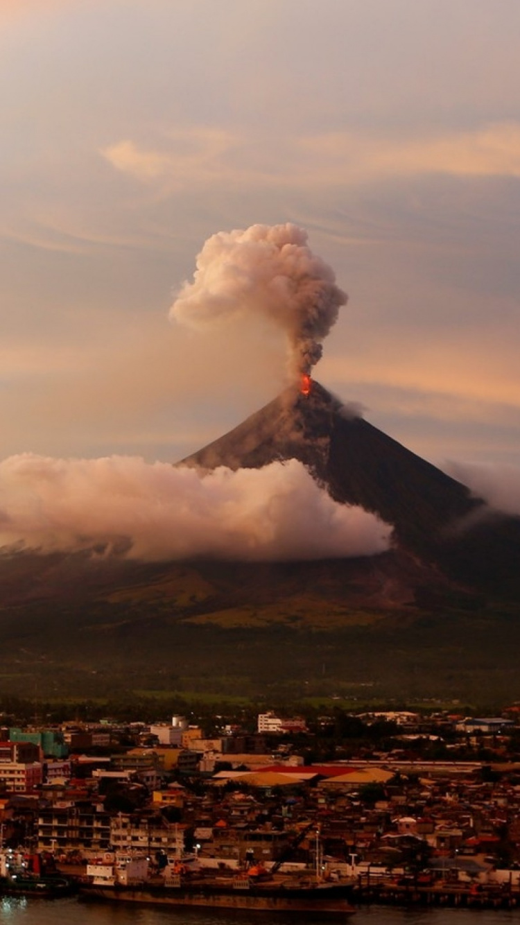 Ciudad Con Edificios de Gran Altura Bajo Nubes Blancas Durante el Día. Wallpaper in 750x1334 Resolution