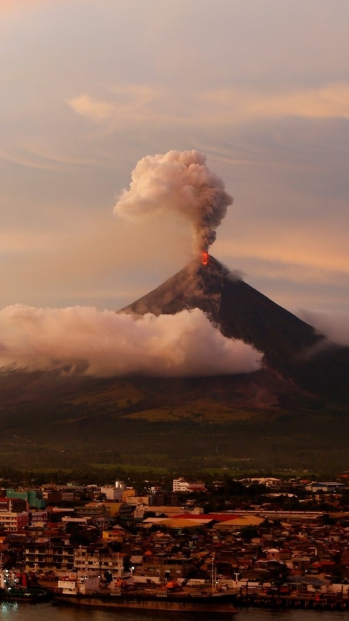 Ville Avec Des Immeubles de Grande Hauteur Sous Des Nuages Blancs Pendant la Journée. Wallpaper in 720x1280 Resolution