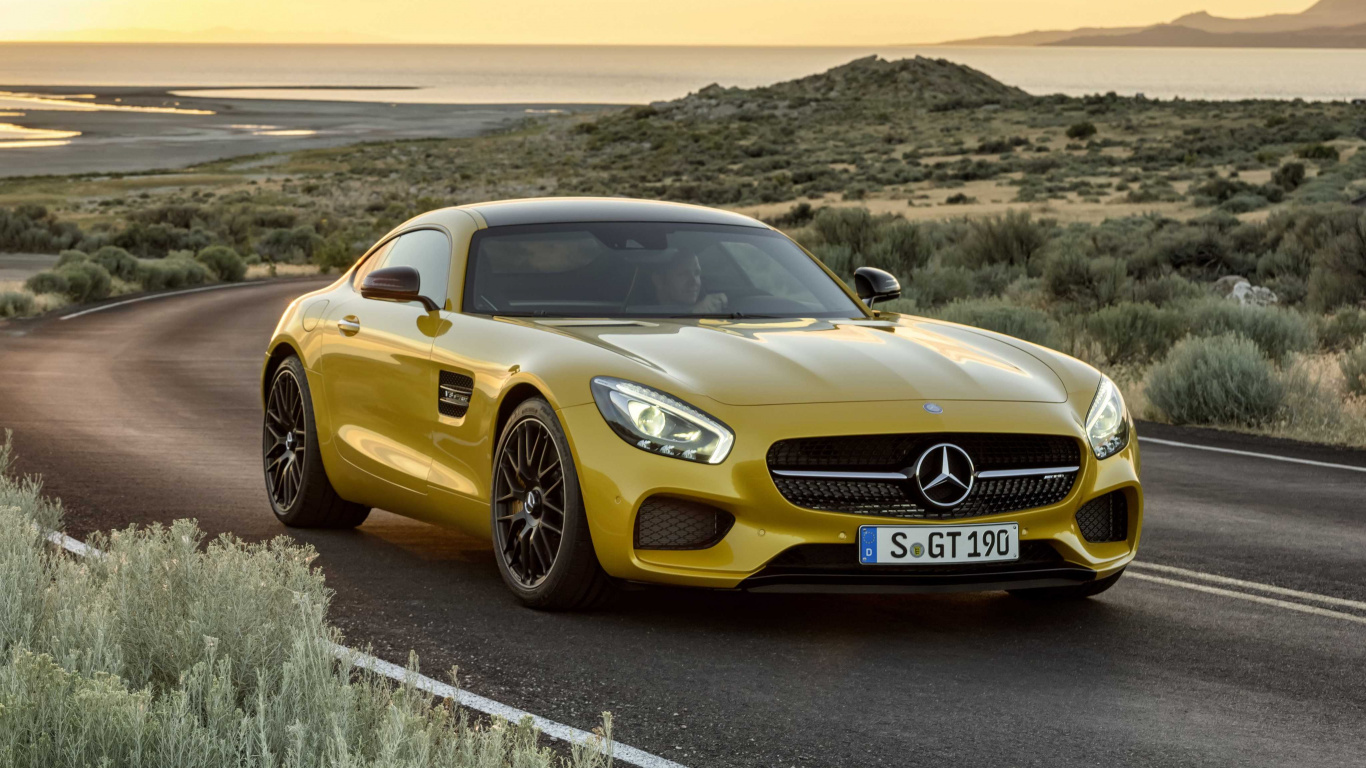 Gelbes Mercedes Benz Coupé Tagsüber Unterwegs. Wallpaper in 1366x768 Resolution