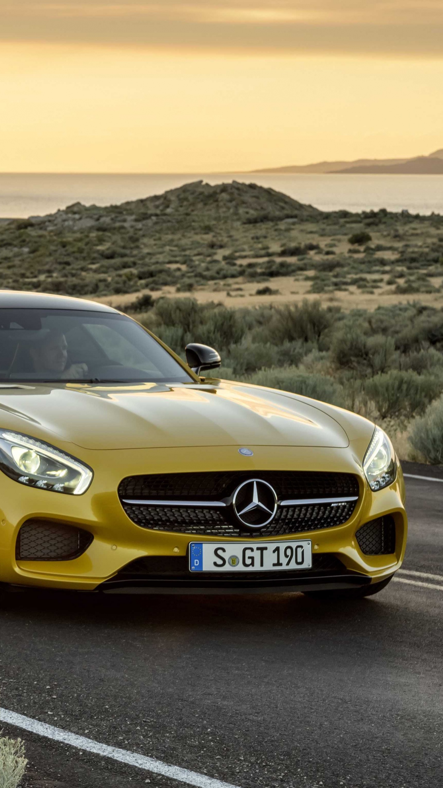 Gelbes Mercedes Benz Coupé Tagsüber Unterwegs. Wallpaper in 1440x2560 Resolution