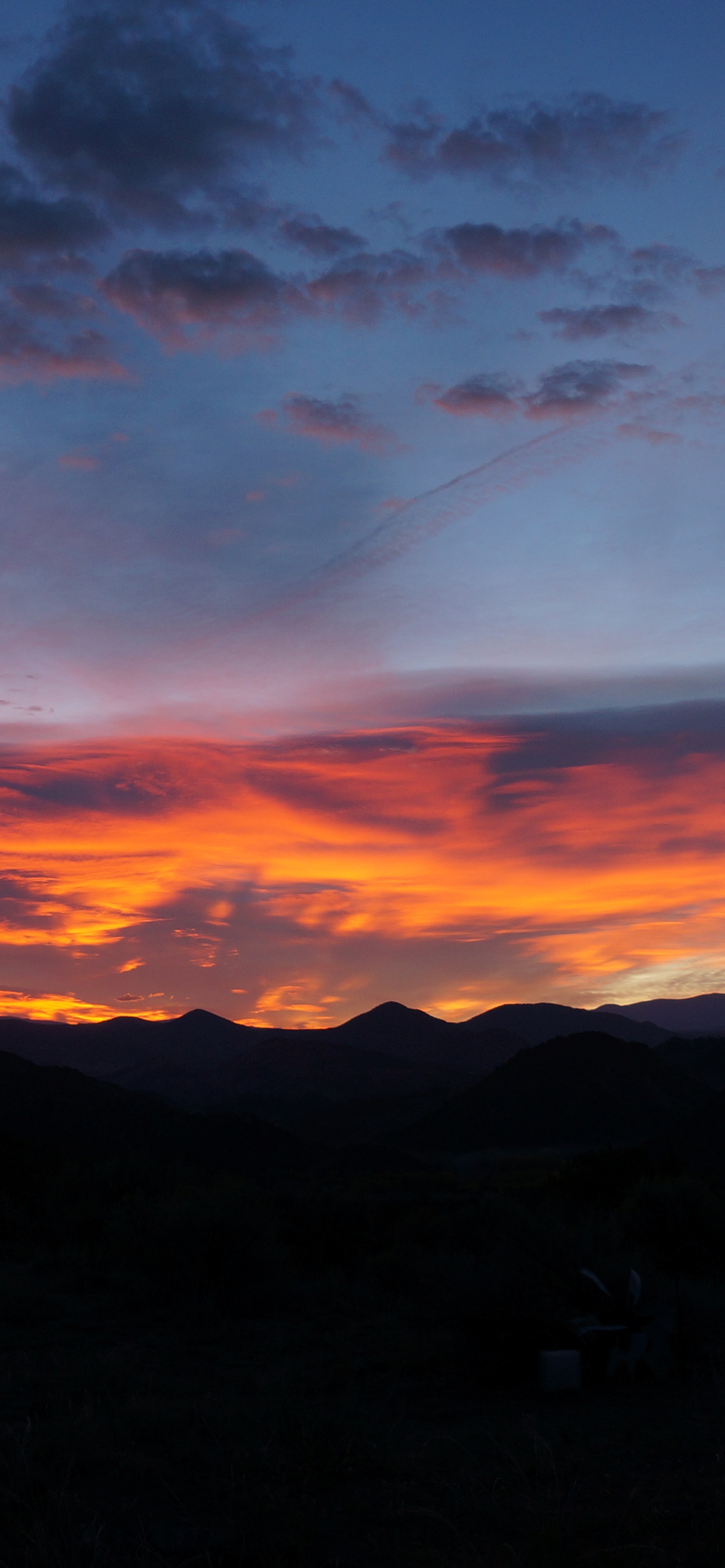 Silhouette Der Berge Bei Sonnenuntergang. Wallpaper in 1242x2688 Resolution